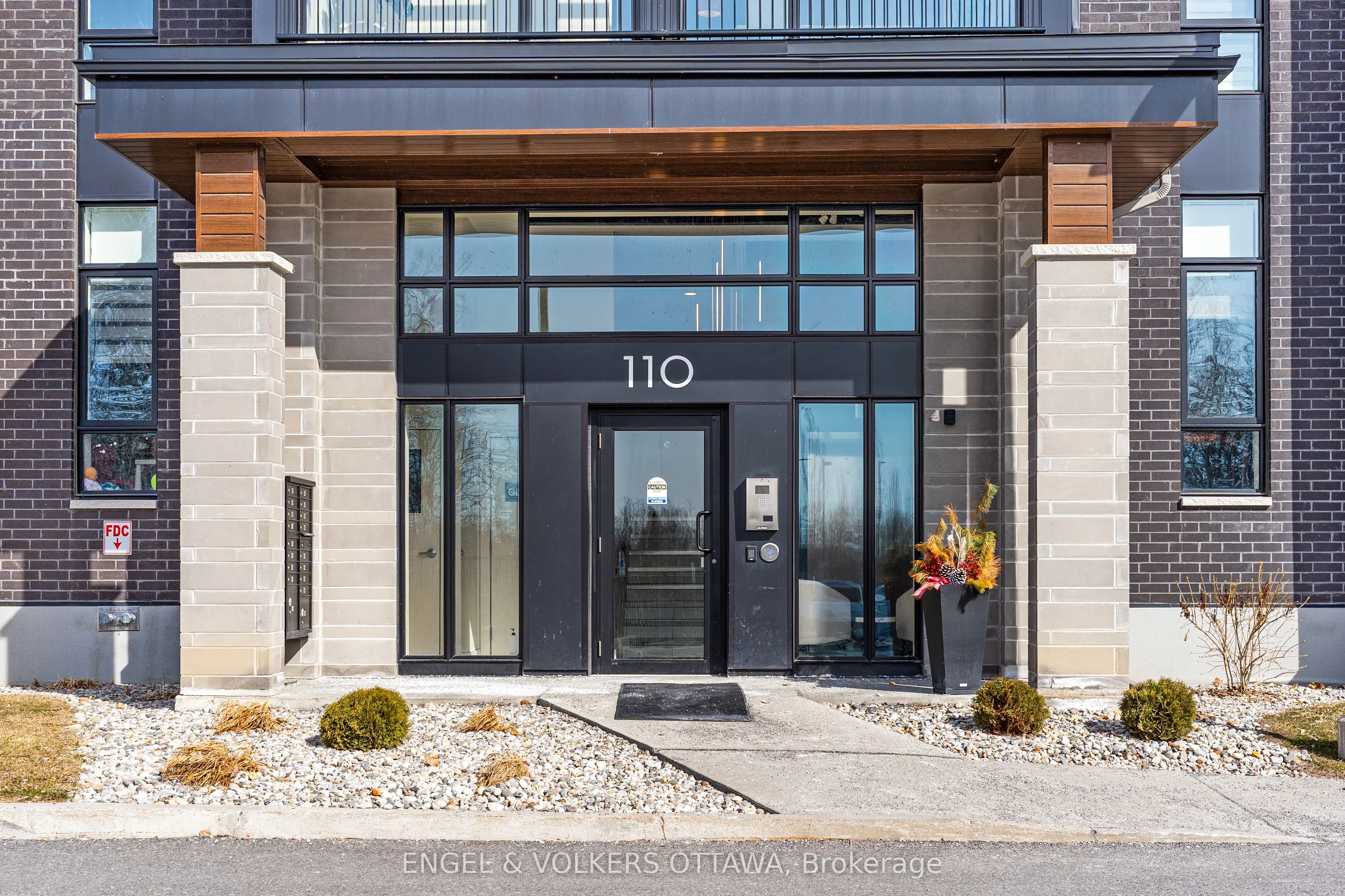 110 Cortile Private #402