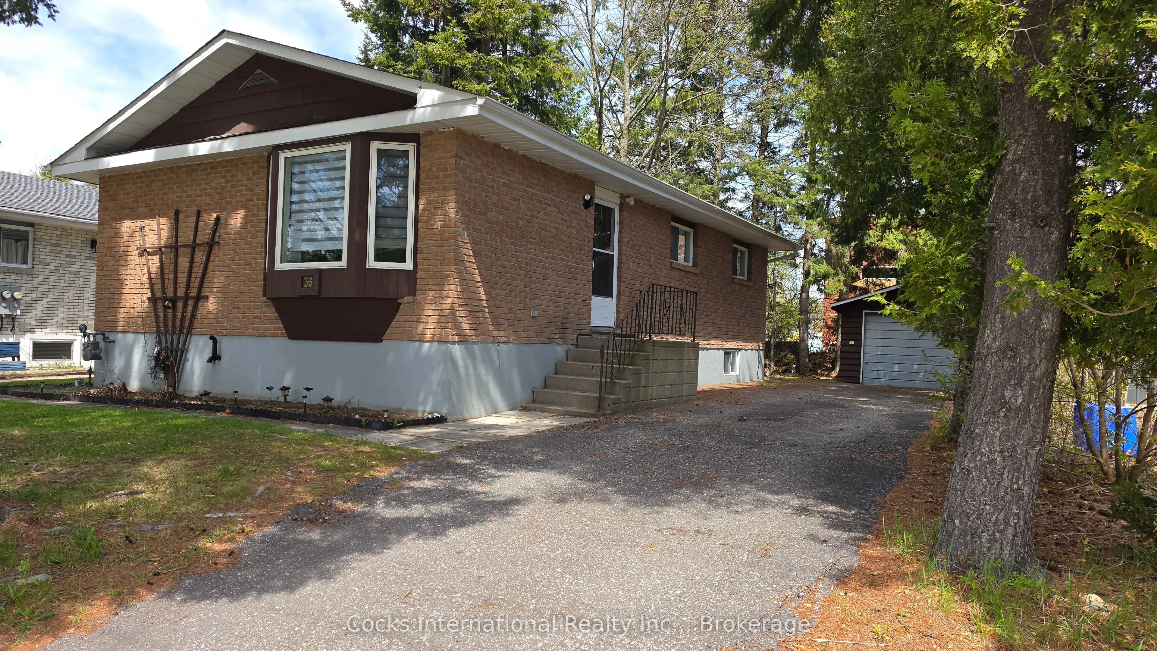 36 Susan Street W