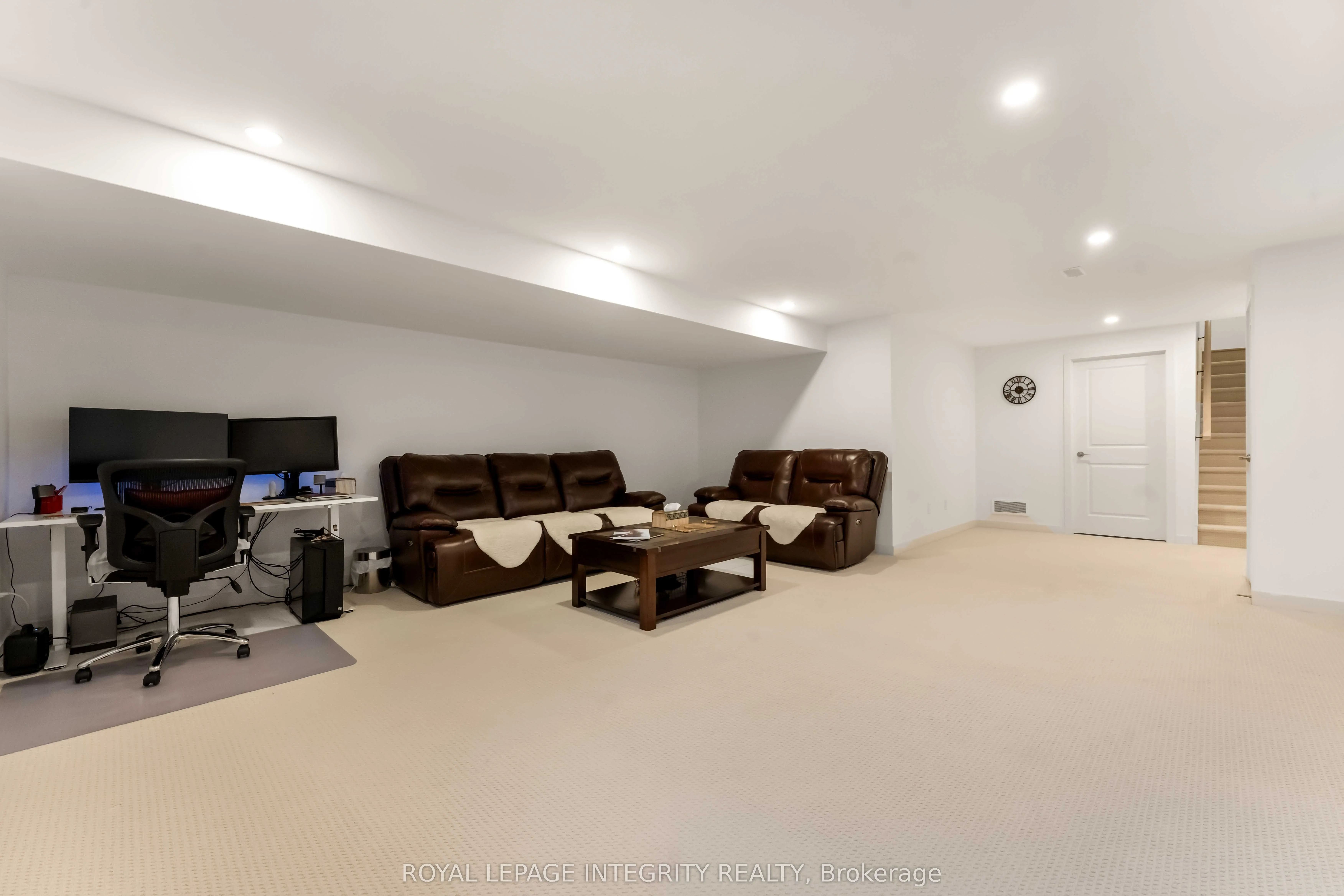 221 Finsbury Avenue