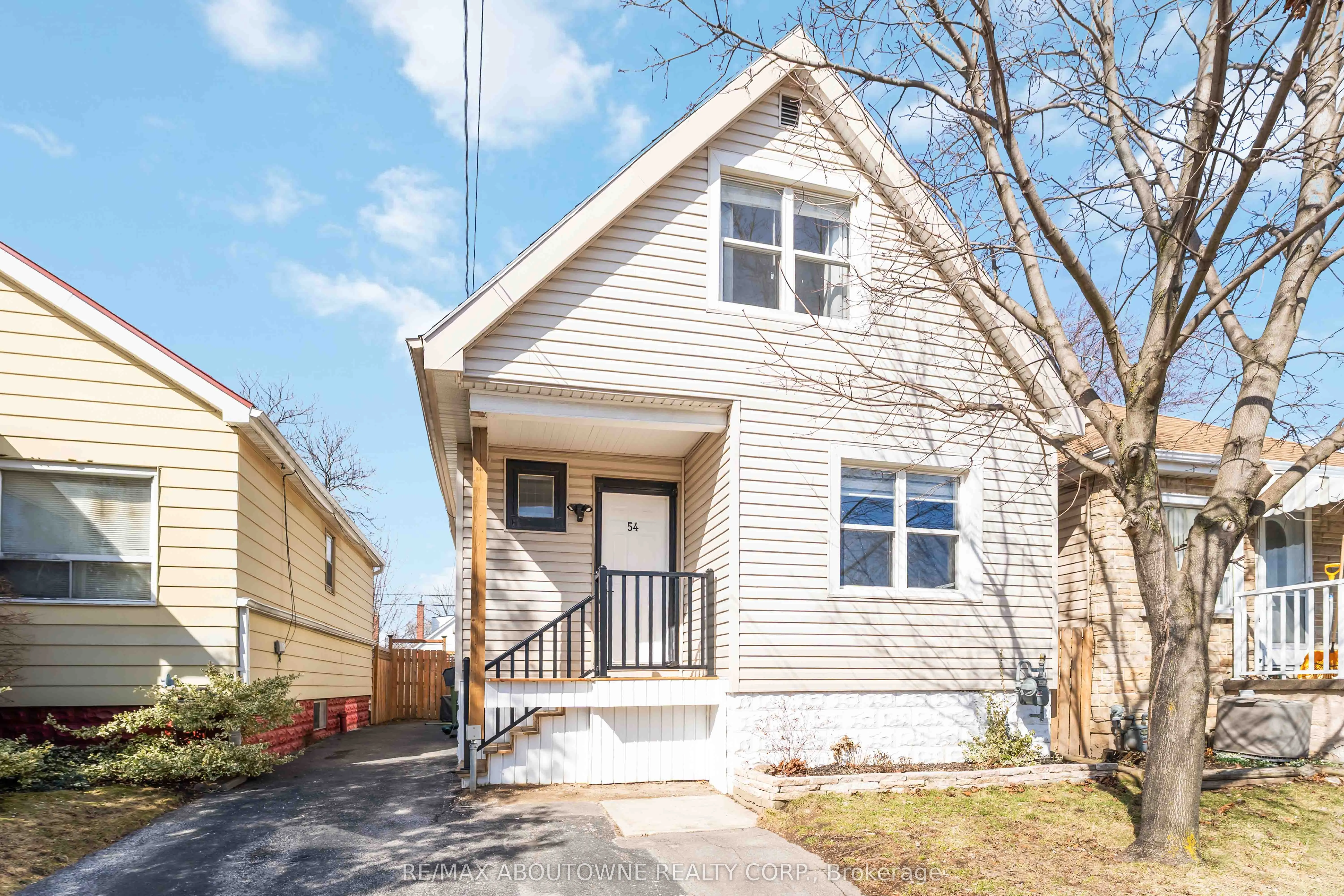 54 Weir Street S