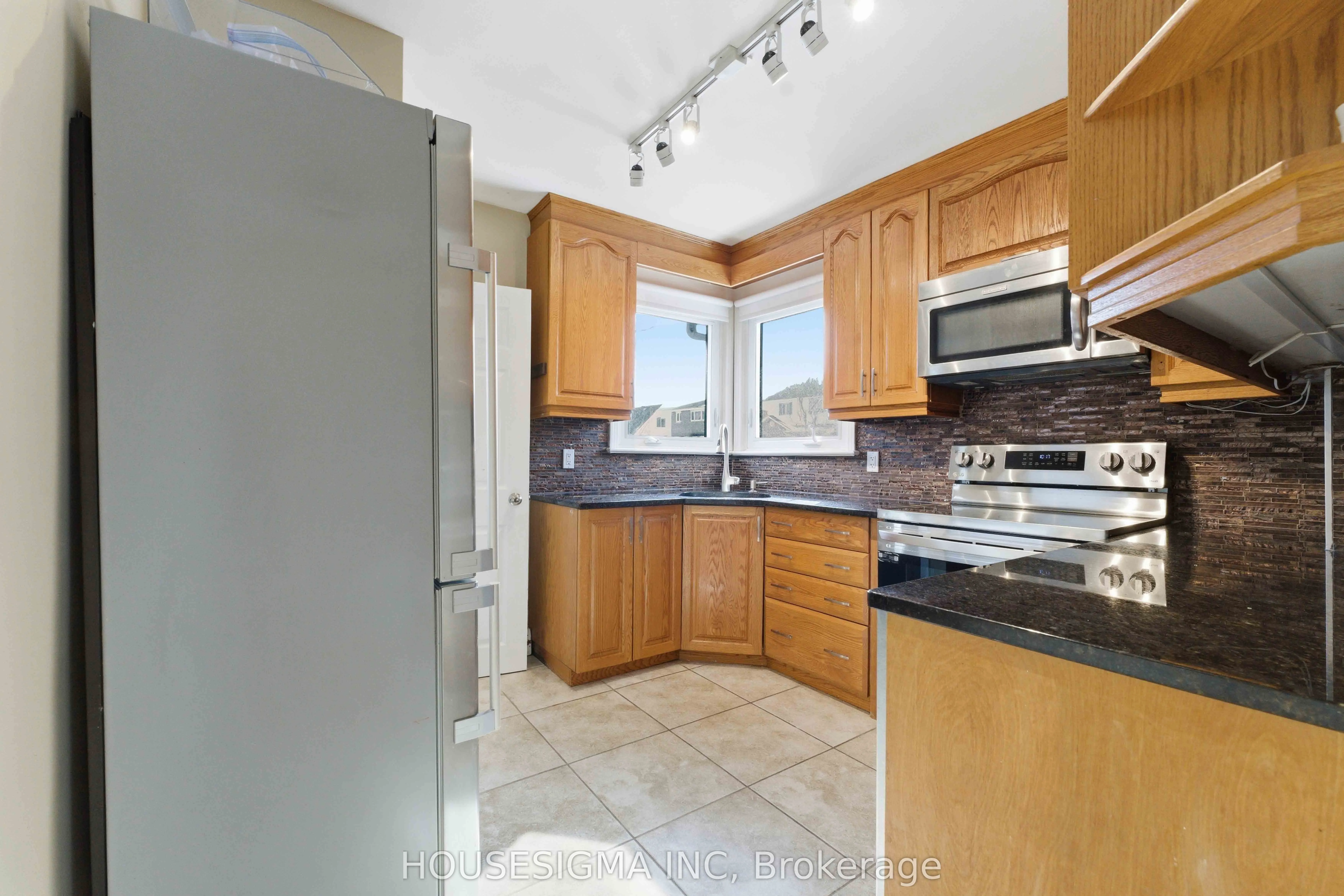 1047 Richard Avenue