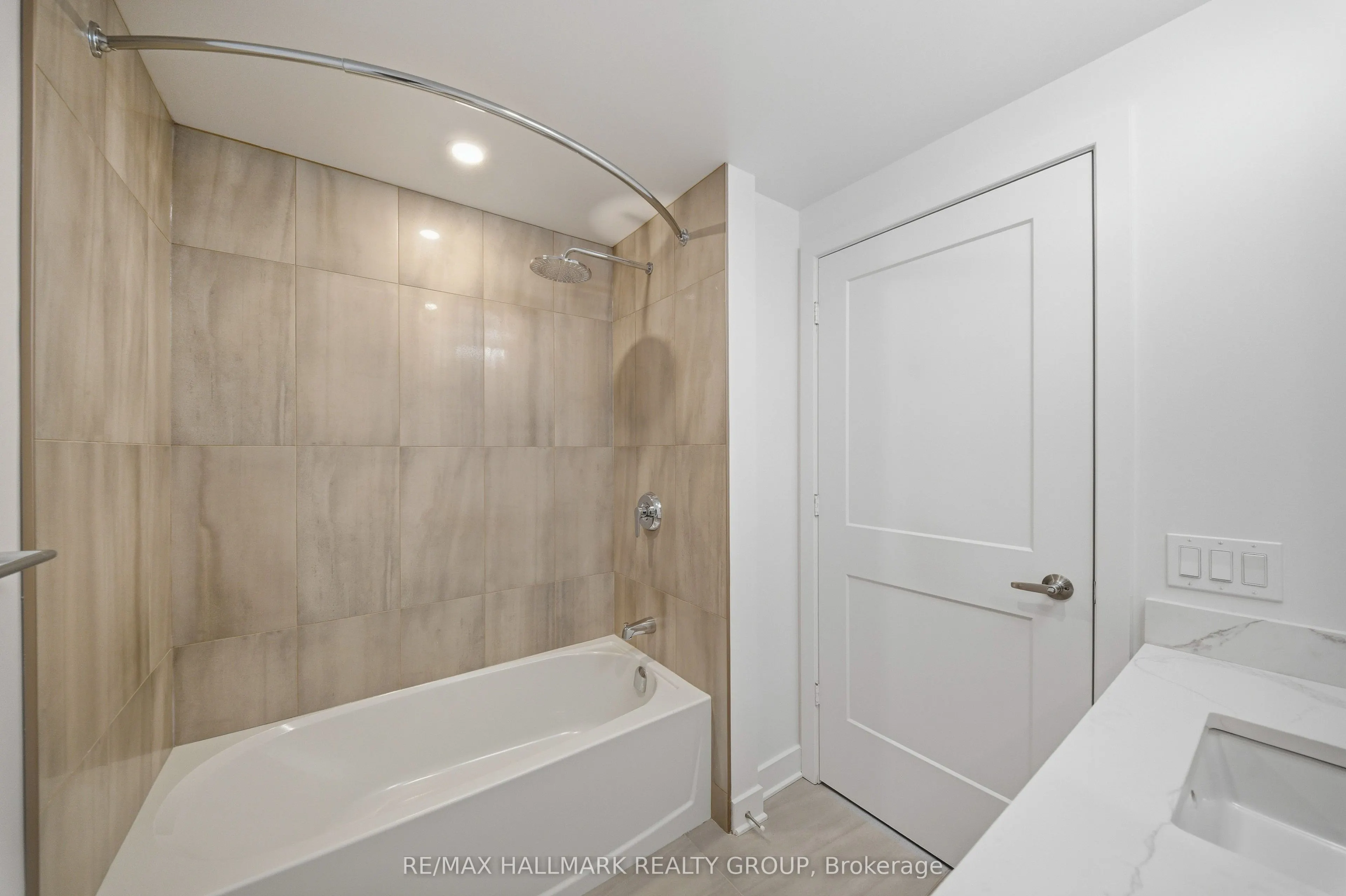 180 George Street #2406
