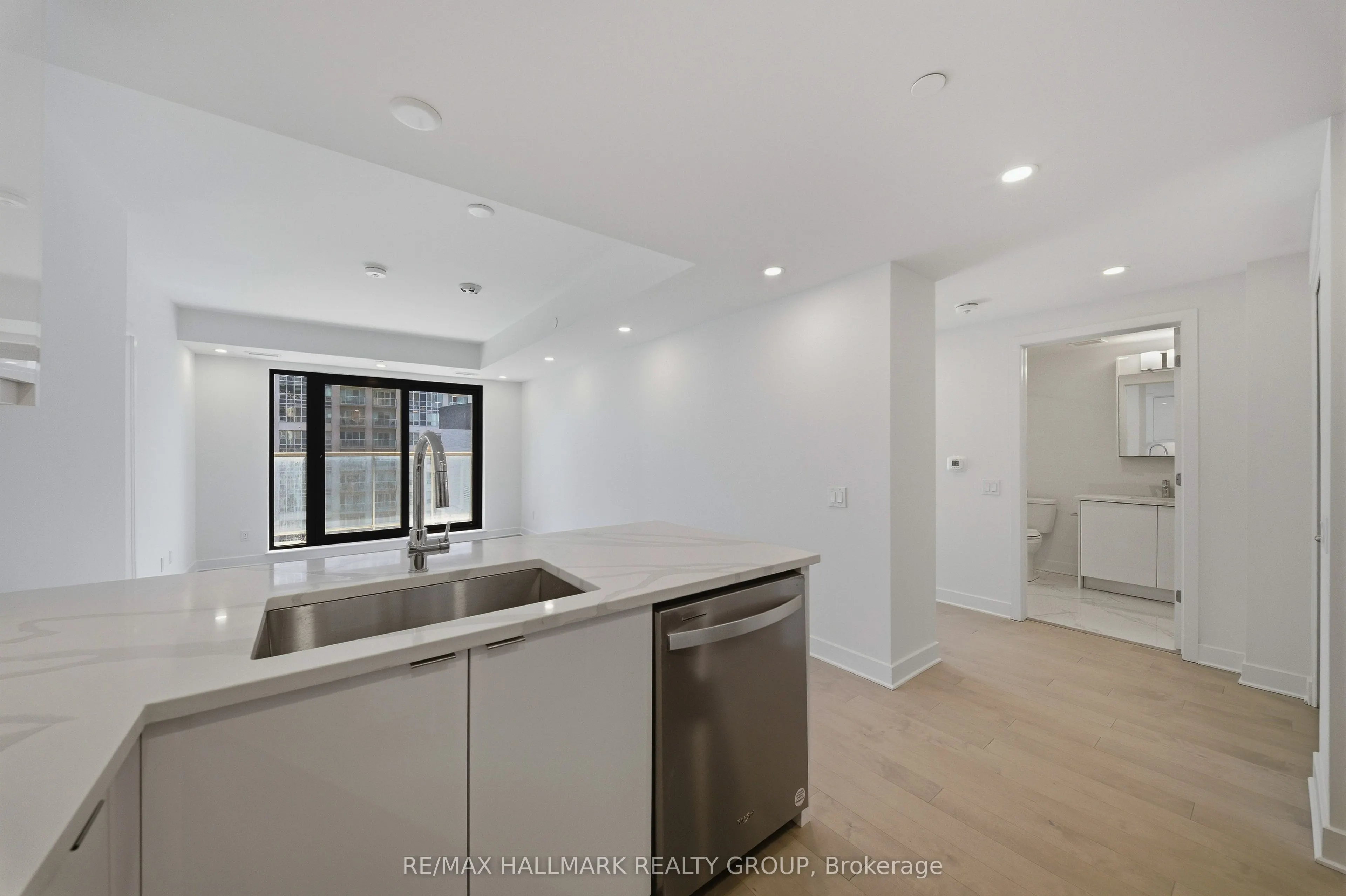 180 George Street #2008