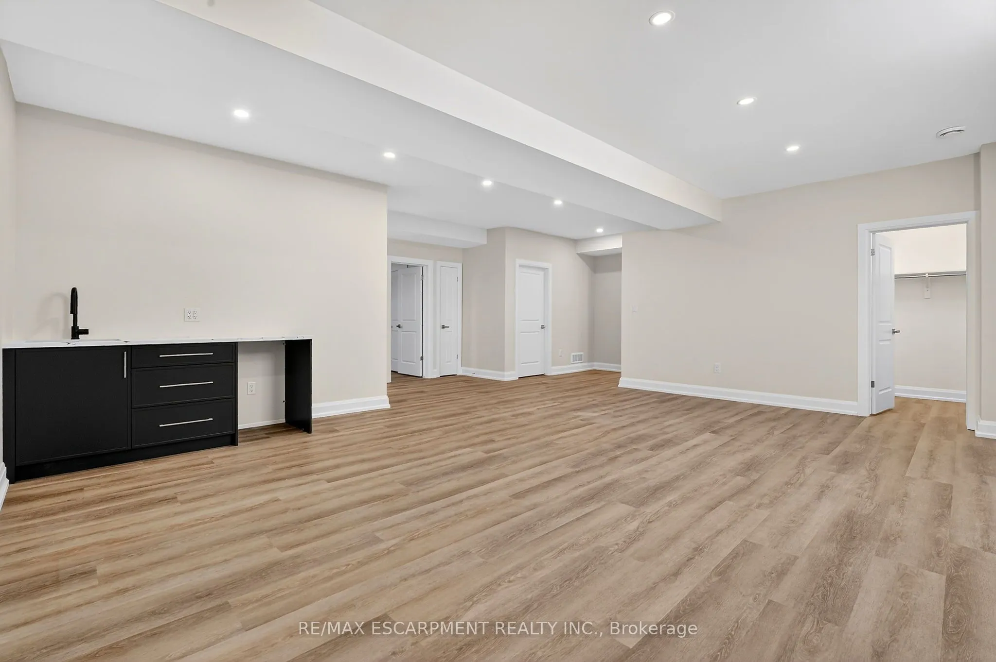 6192 Curlin Crescent