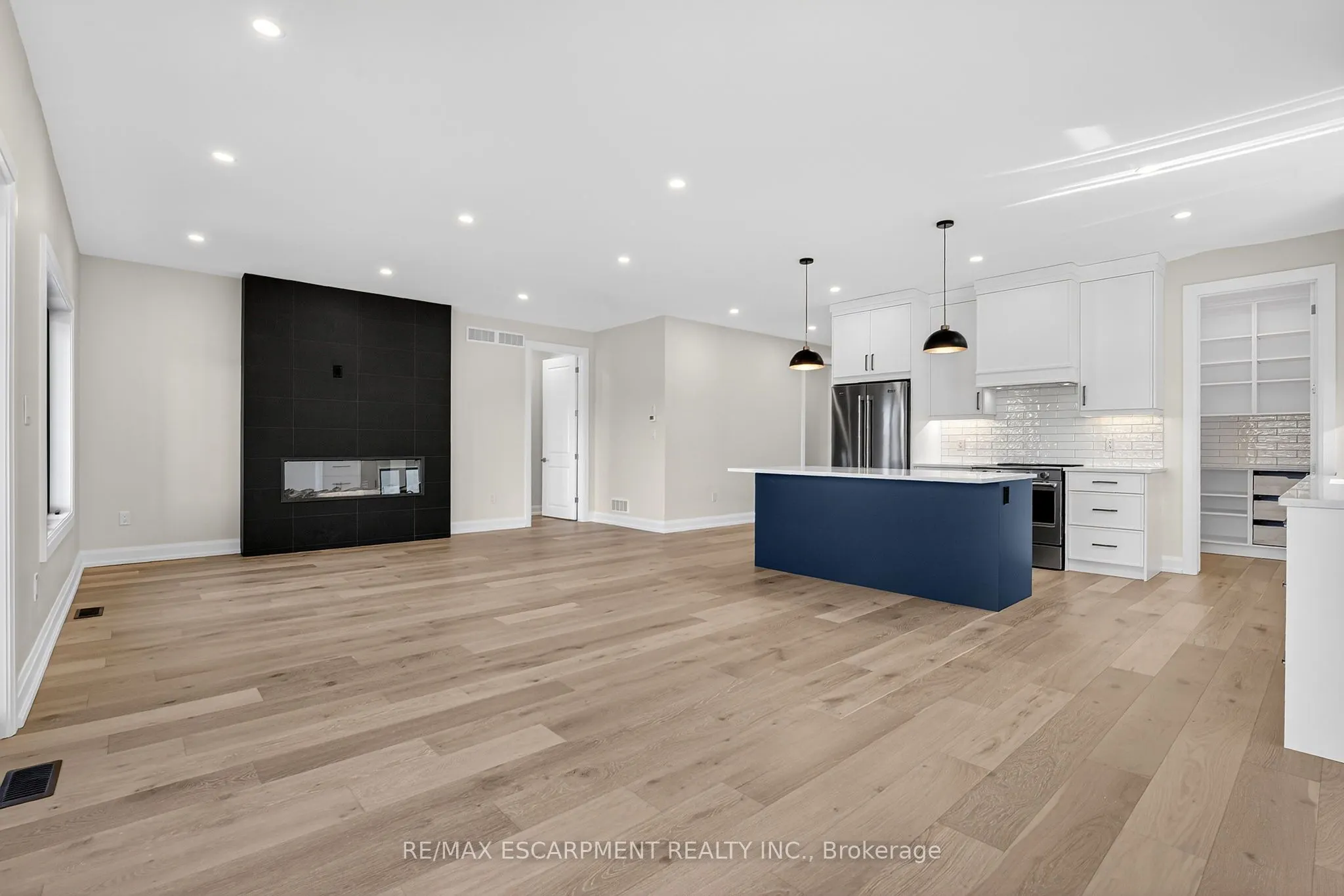 6192 Curlin Crescent