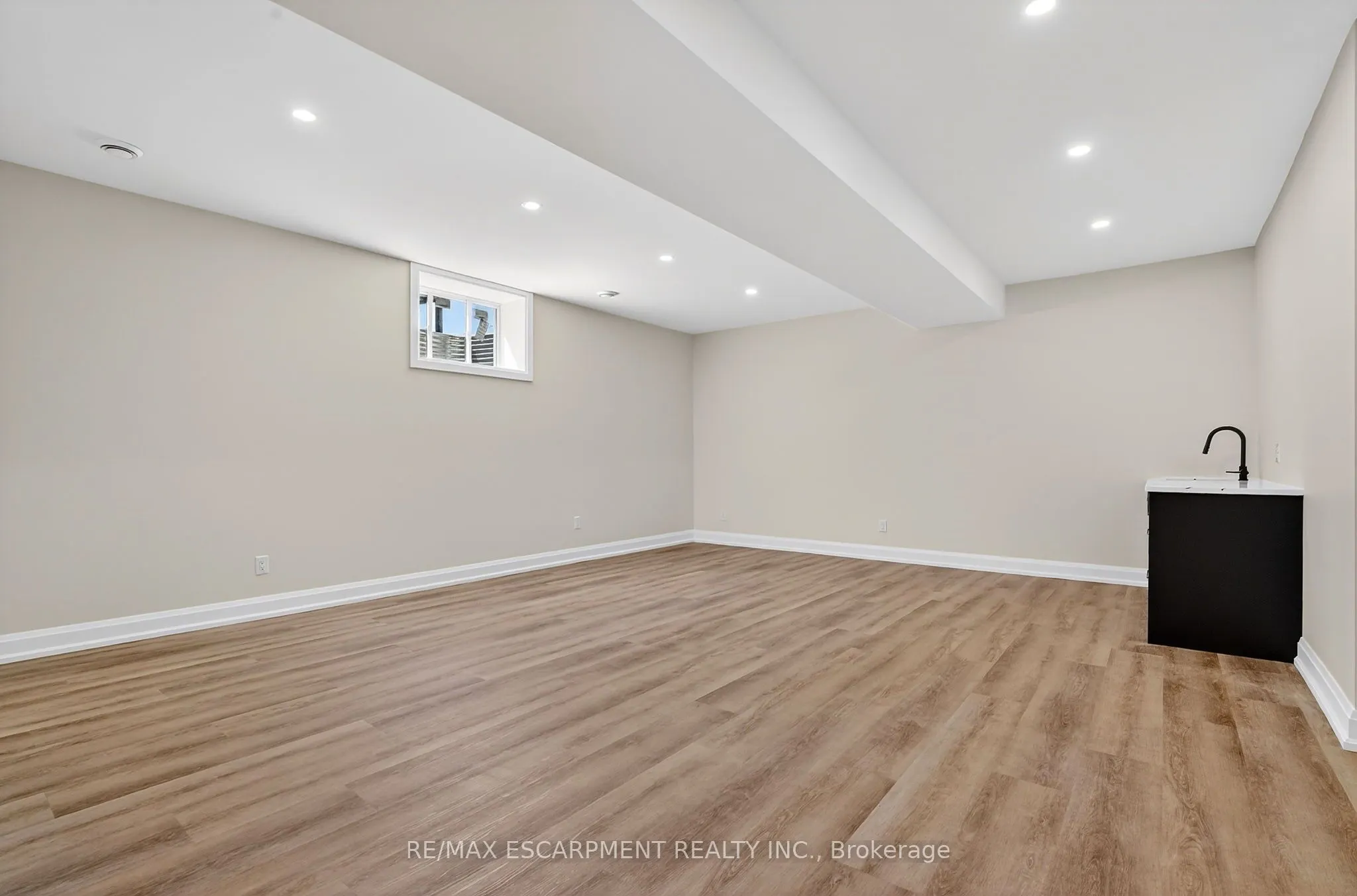 6192 Curlin Crescent