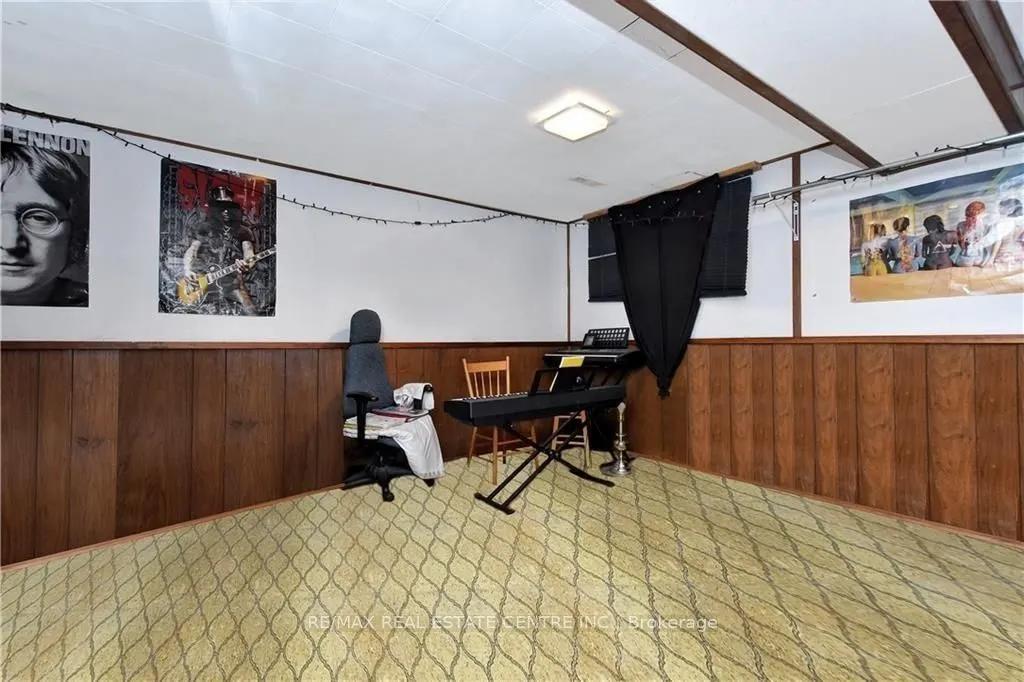 960 Meadowlands Drive