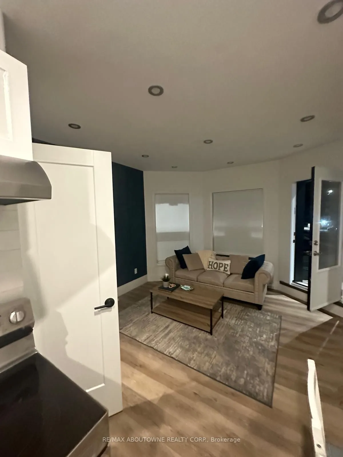 66 Wellington Street S