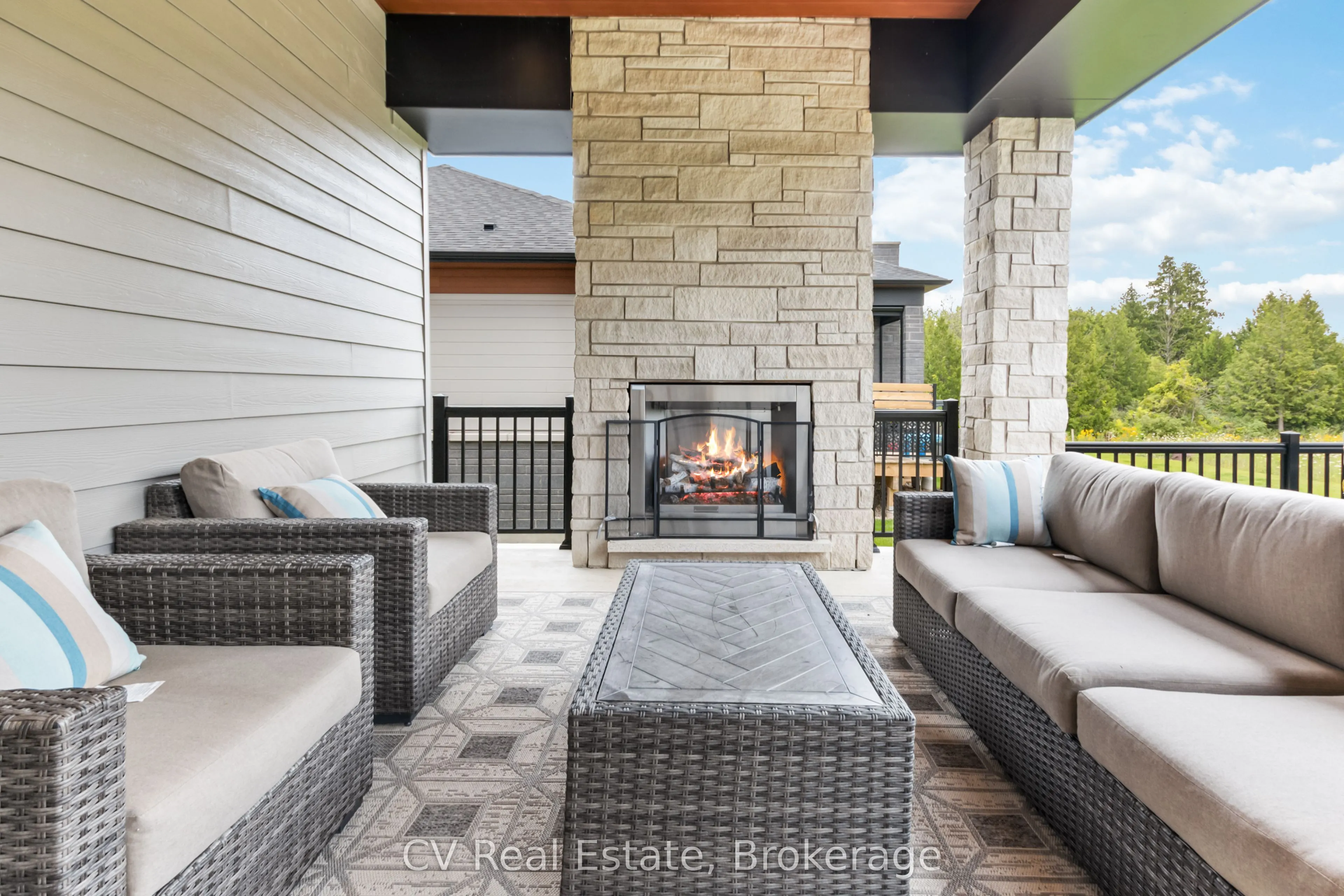 125 STONELEIGH Drive