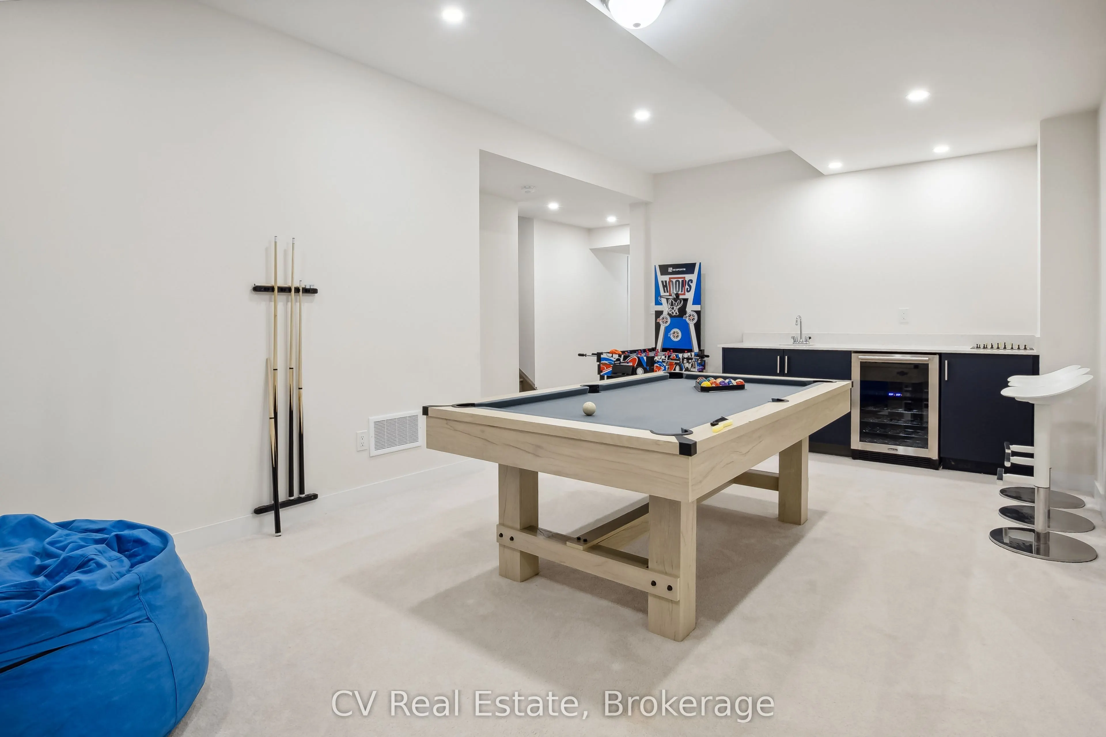 125 STONELEIGH Drive