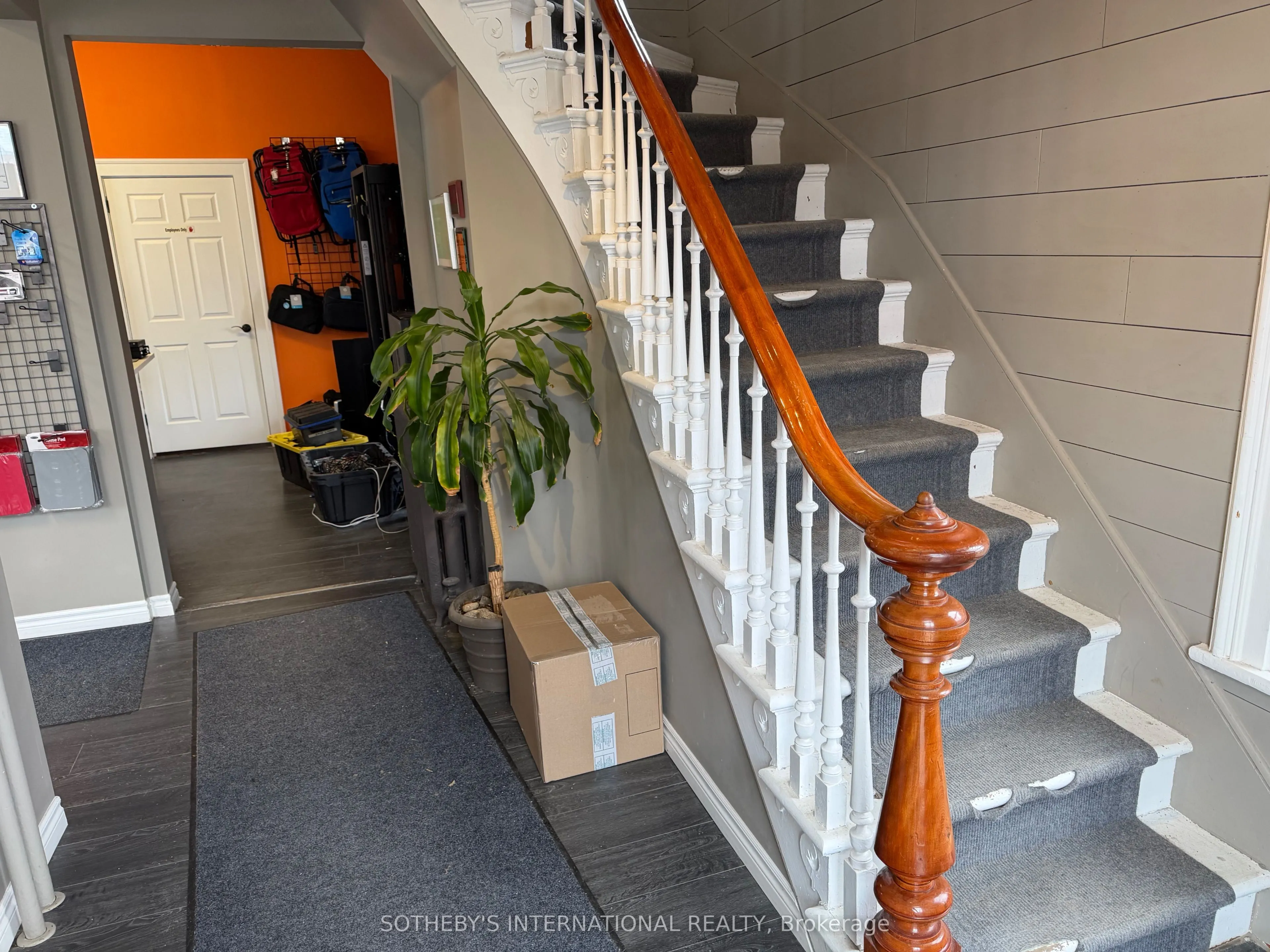 3 Russell Street W