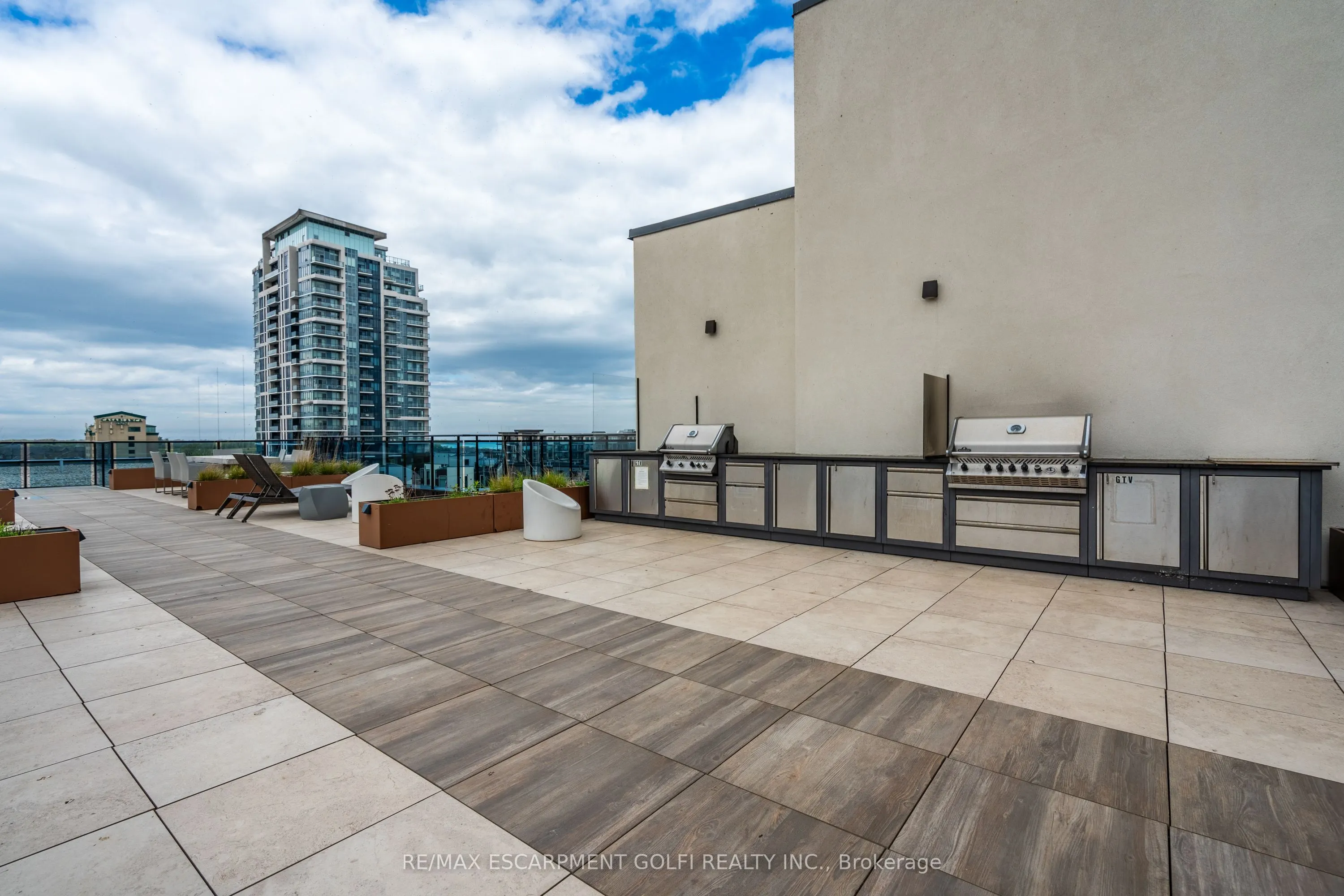 10 Concord Place #304
