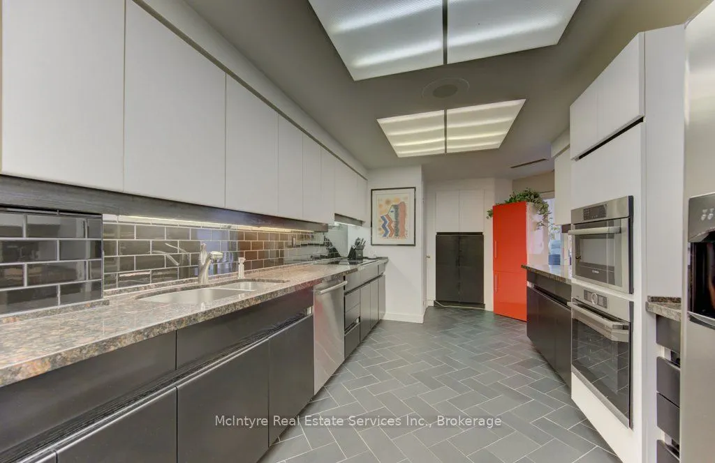 265 Westcourt Place #PH9