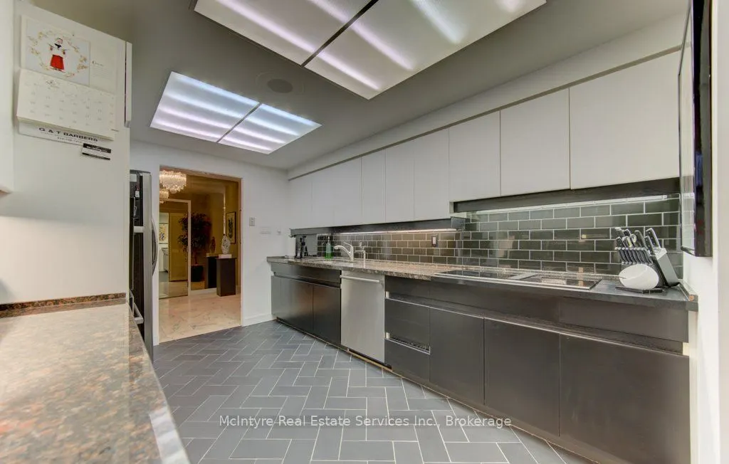 265 Westcourt Place #PH9