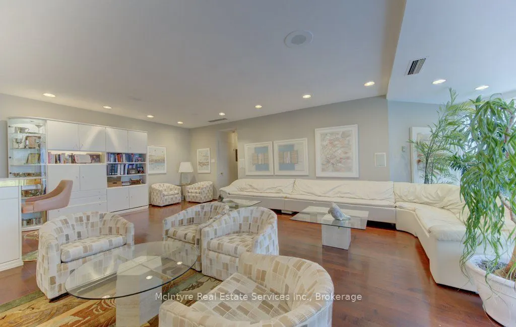 265 Westcourt Place #PH9