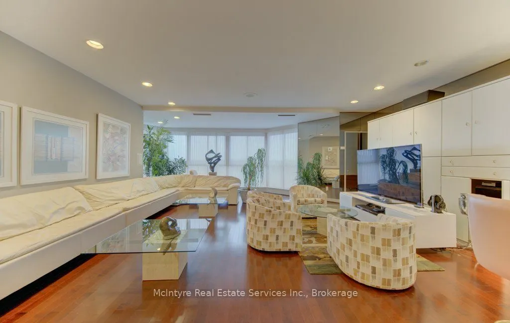 265 Westcourt Place #PH9