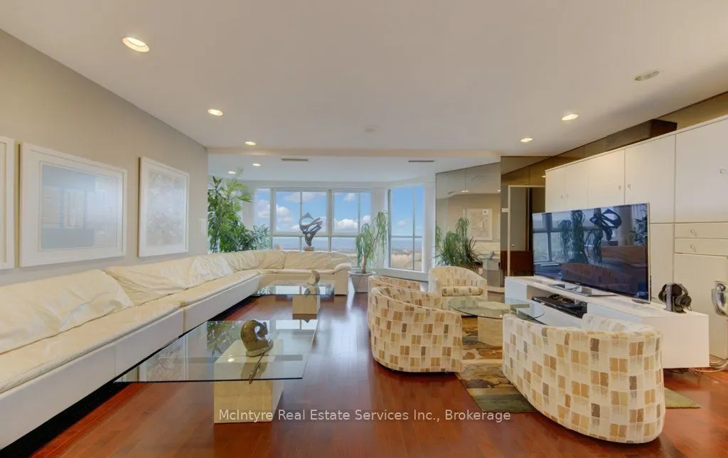 265 Westcourt Place #PH9