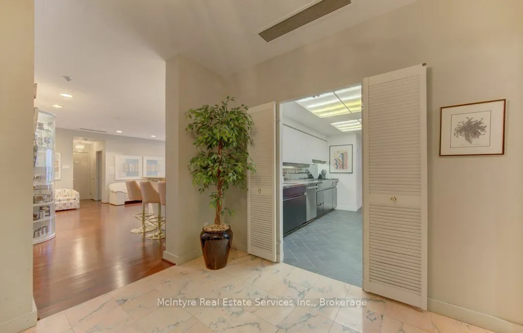 265 Westcourt Place #PH9