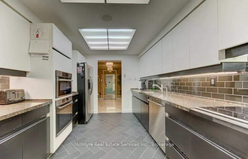 265 Westcourt Place #PH9