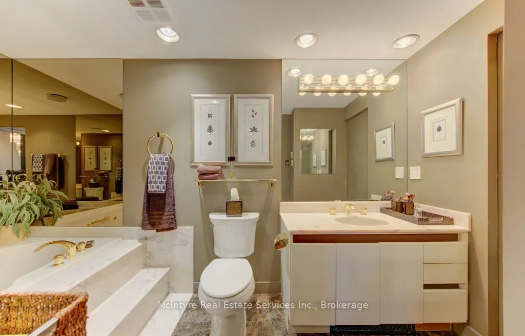 265 Westcourt Place #PH9
