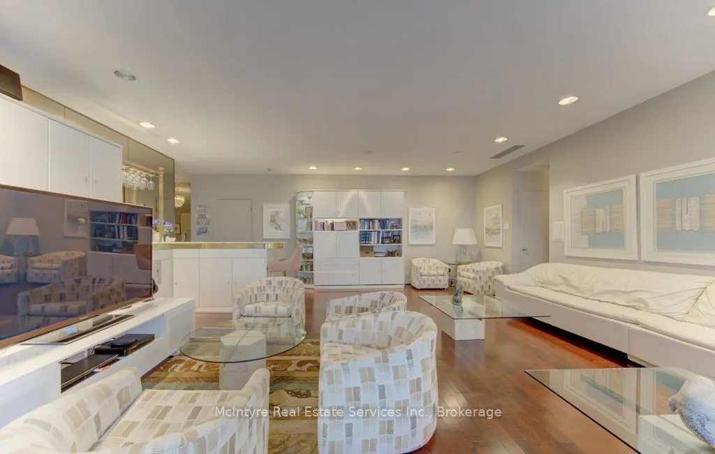265 Westcourt Place #PH9
