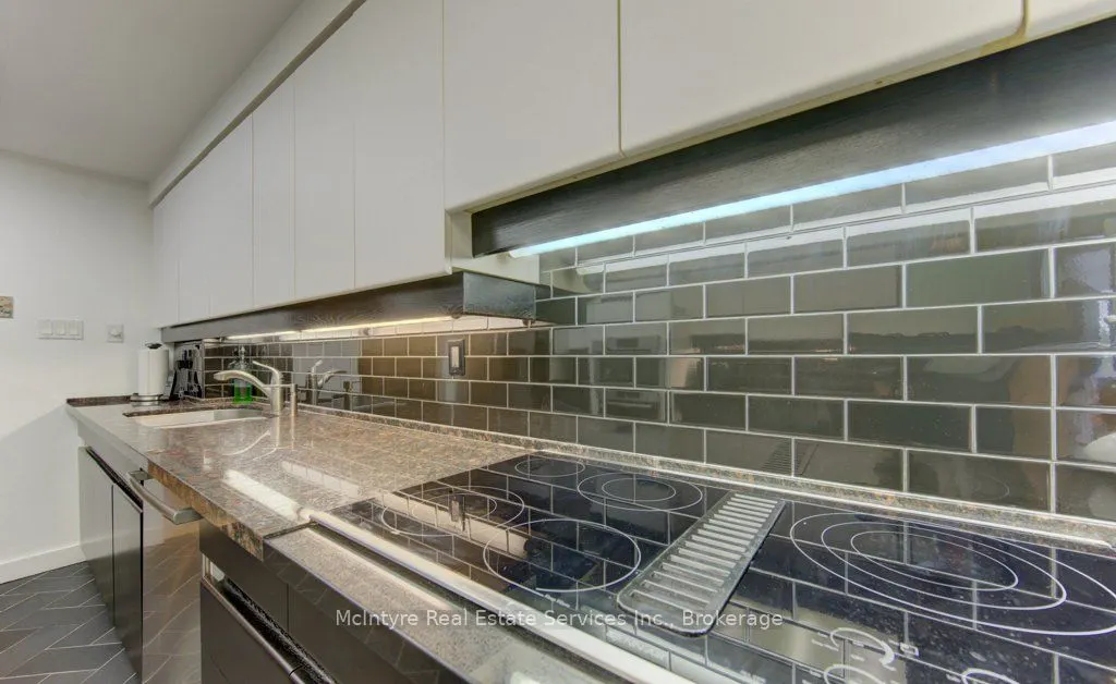 265 Westcourt Place #PH9