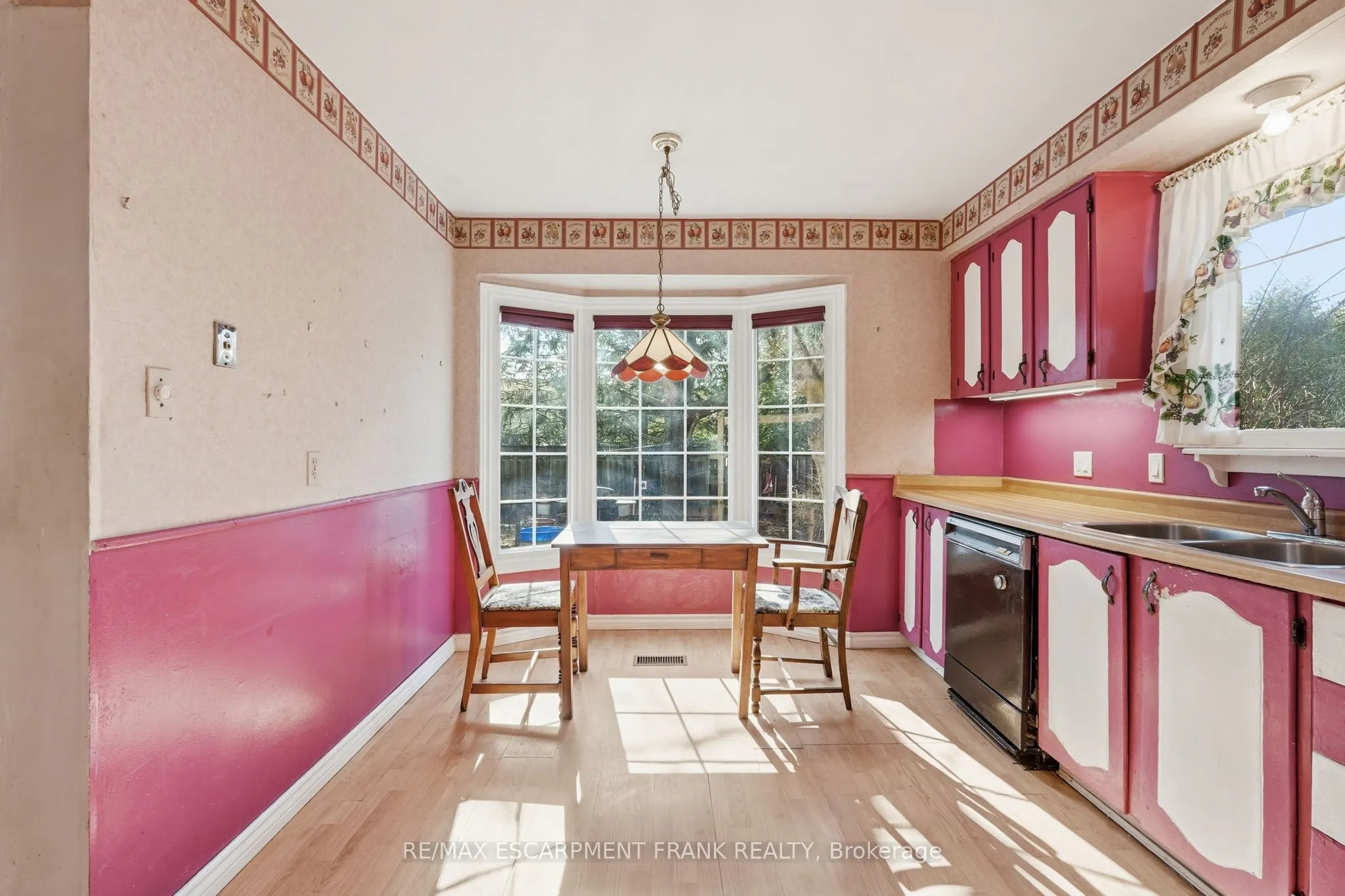 471 KNIGHTSBRIDGE Crescent