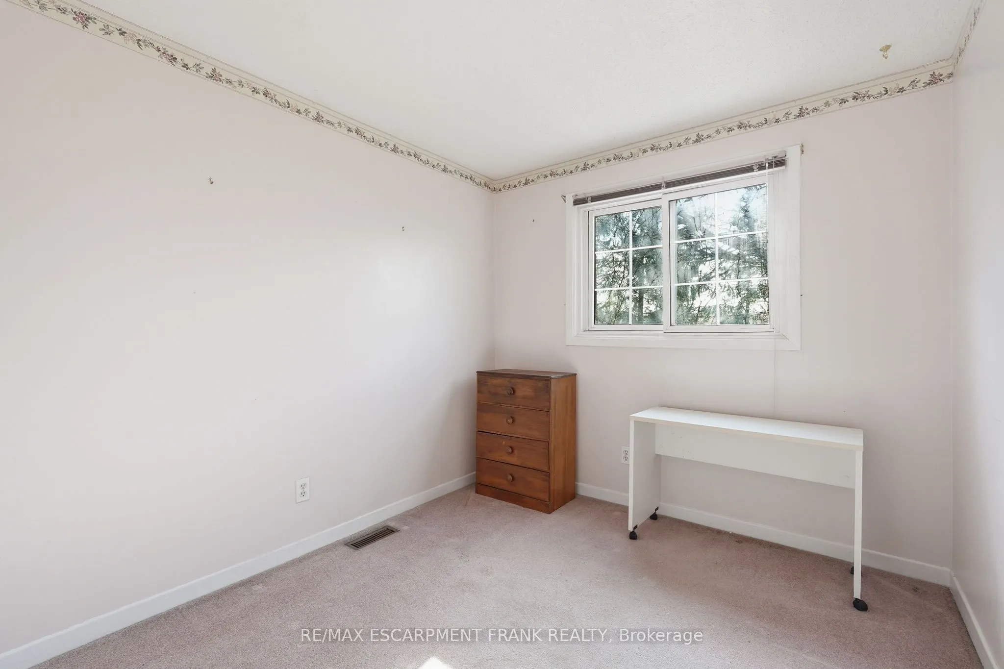 471 KNIGHTSBRIDGE Crescent