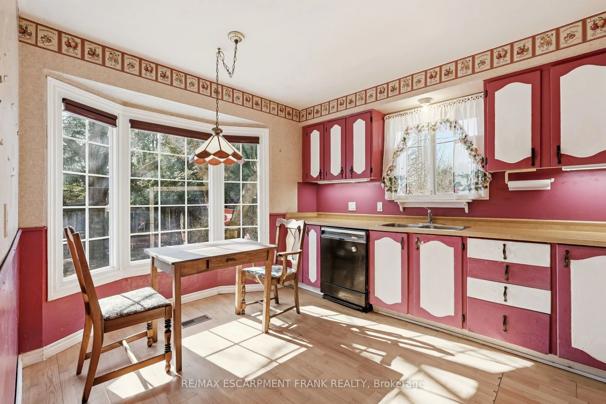 471 KNIGHTSBRIDGE Crescent