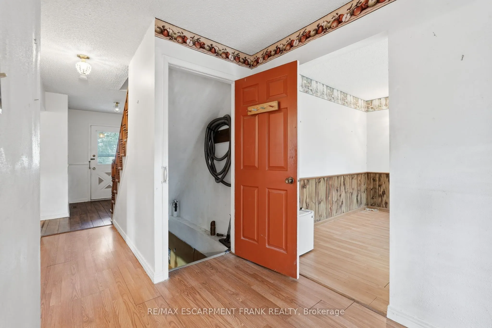 471 KNIGHTSBRIDGE Crescent