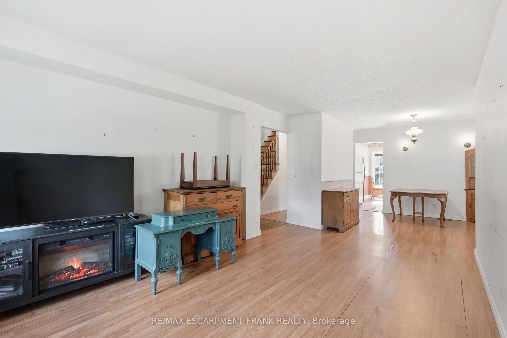471 KNIGHTSBRIDGE Crescent