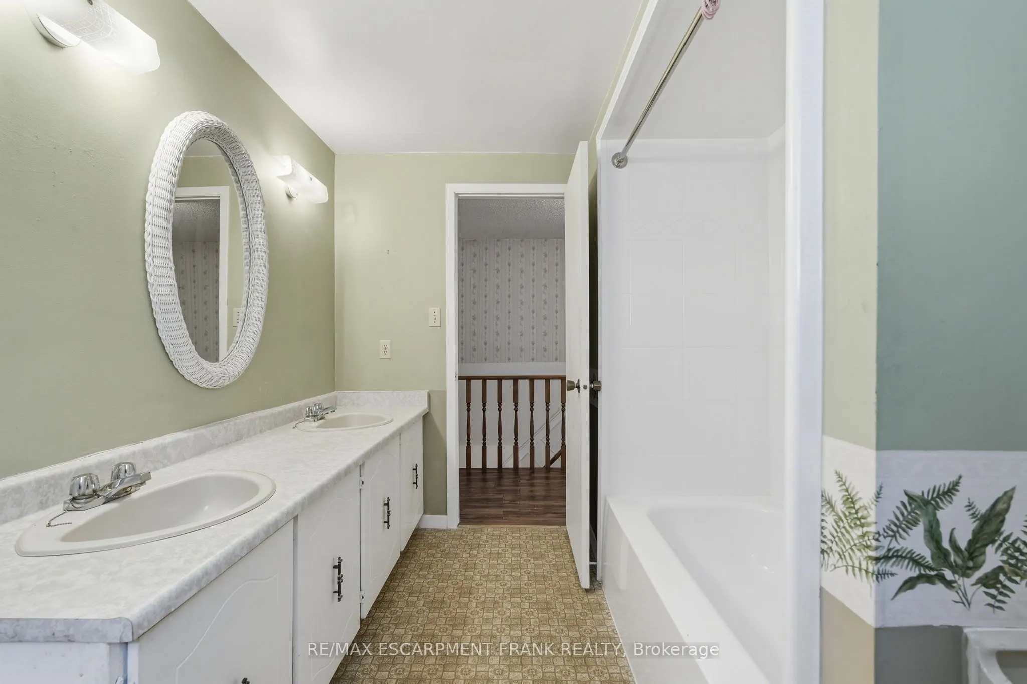 471 KNIGHTSBRIDGE Crescent