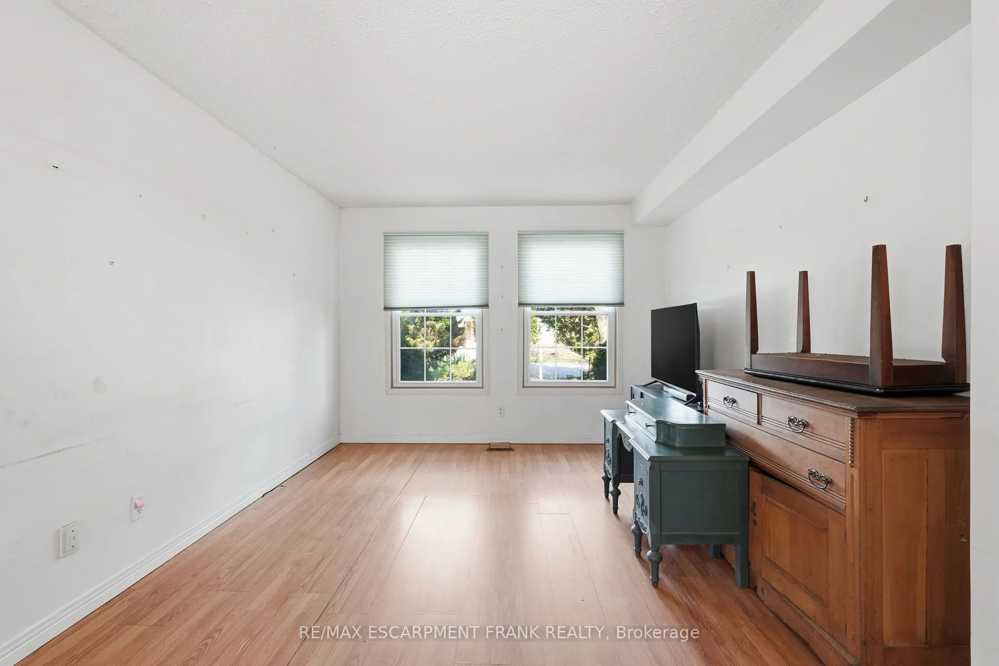 471 KNIGHTSBRIDGE Crescent