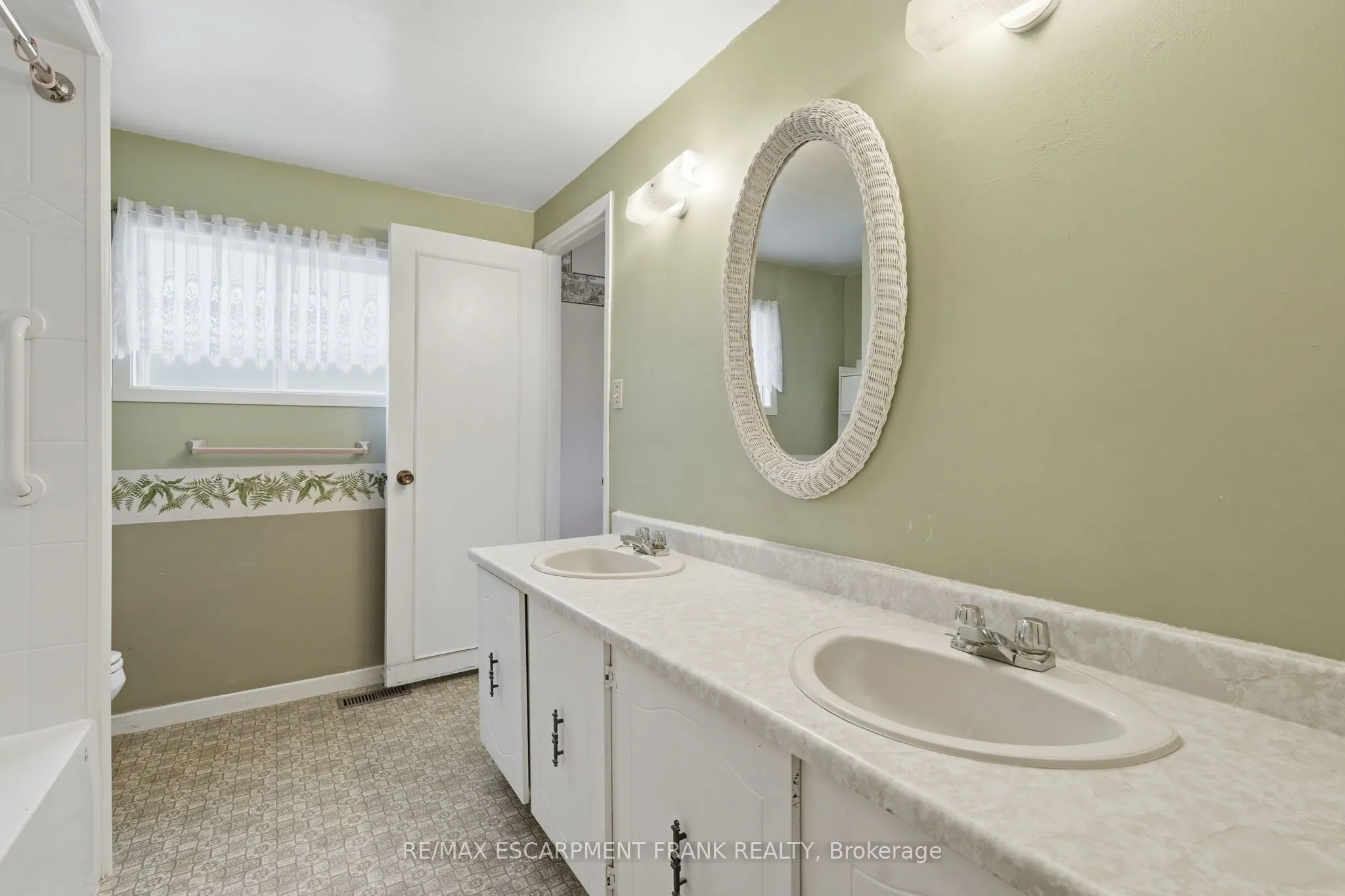 471 KNIGHTSBRIDGE Crescent