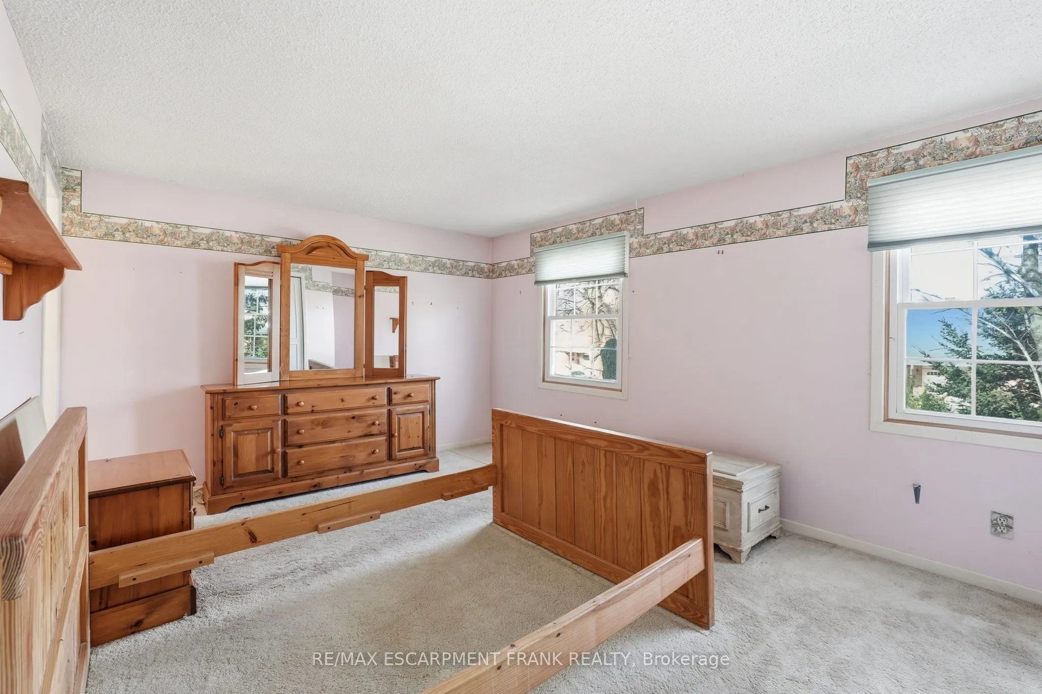 471 KNIGHTSBRIDGE Crescent