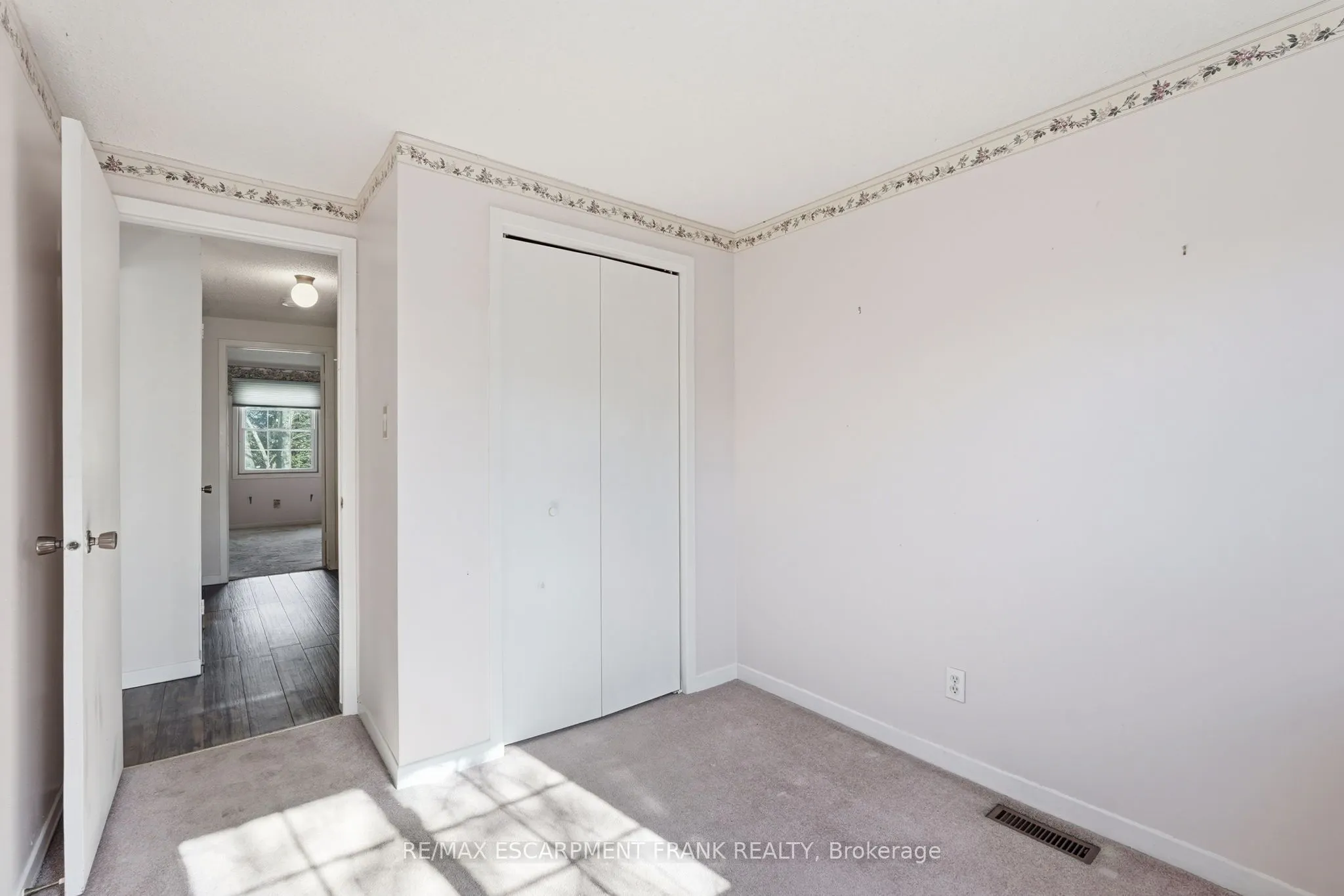 471 KNIGHTSBRIDGE Crescent