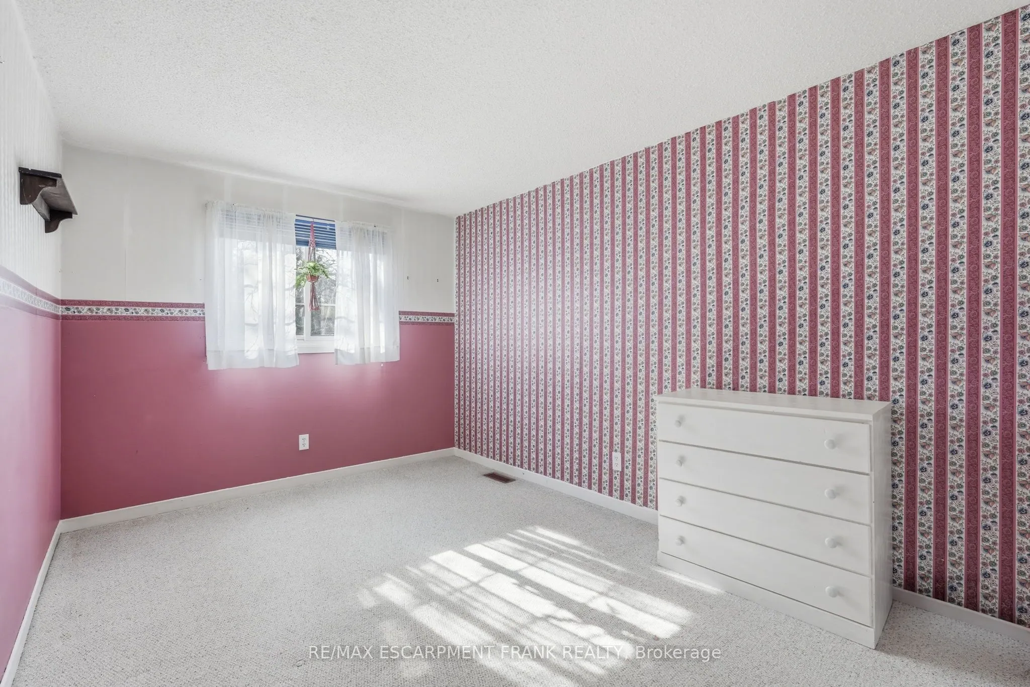 471 KNIGHTSBRIDGE Crescent