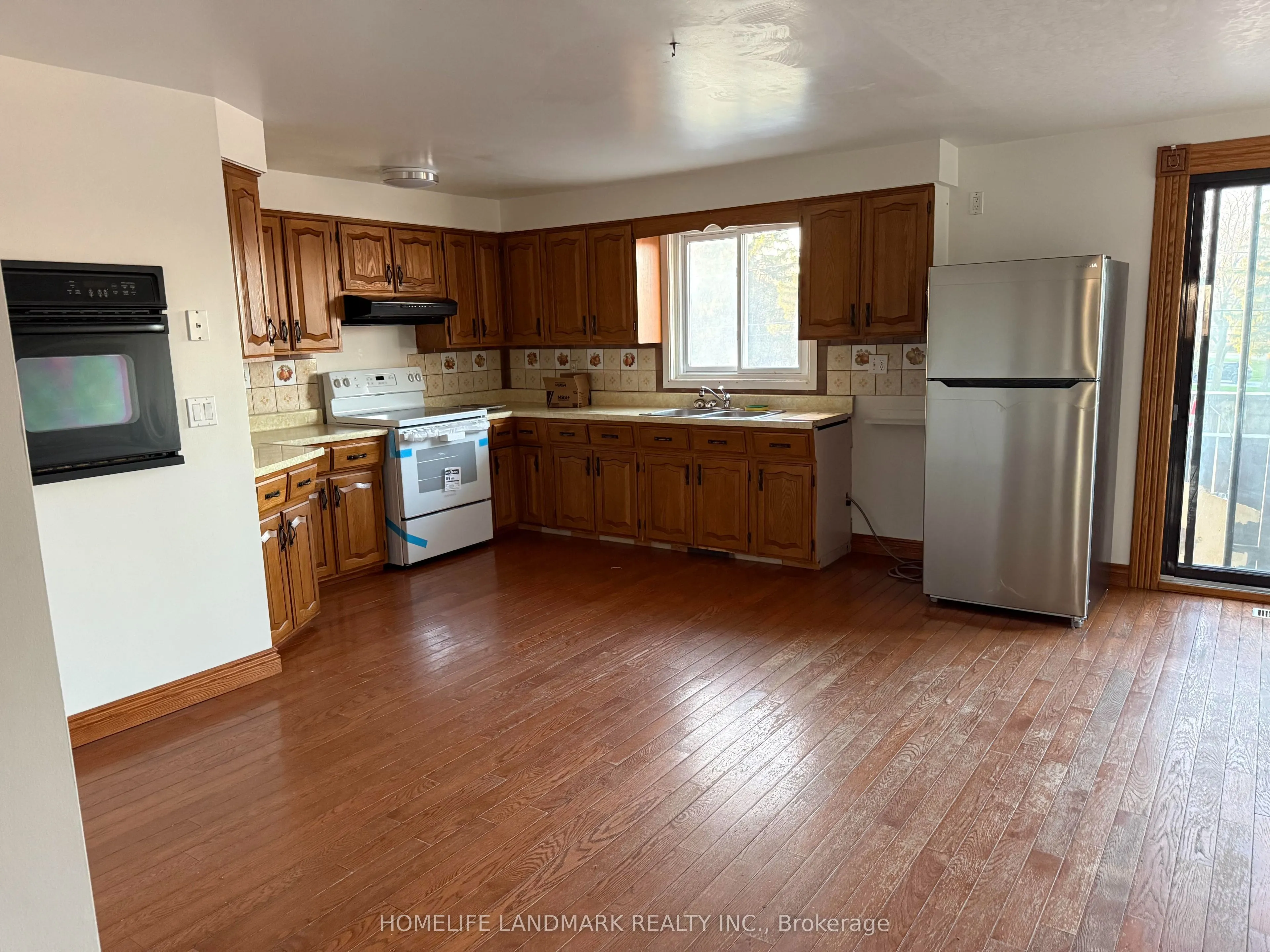 183 main Street E