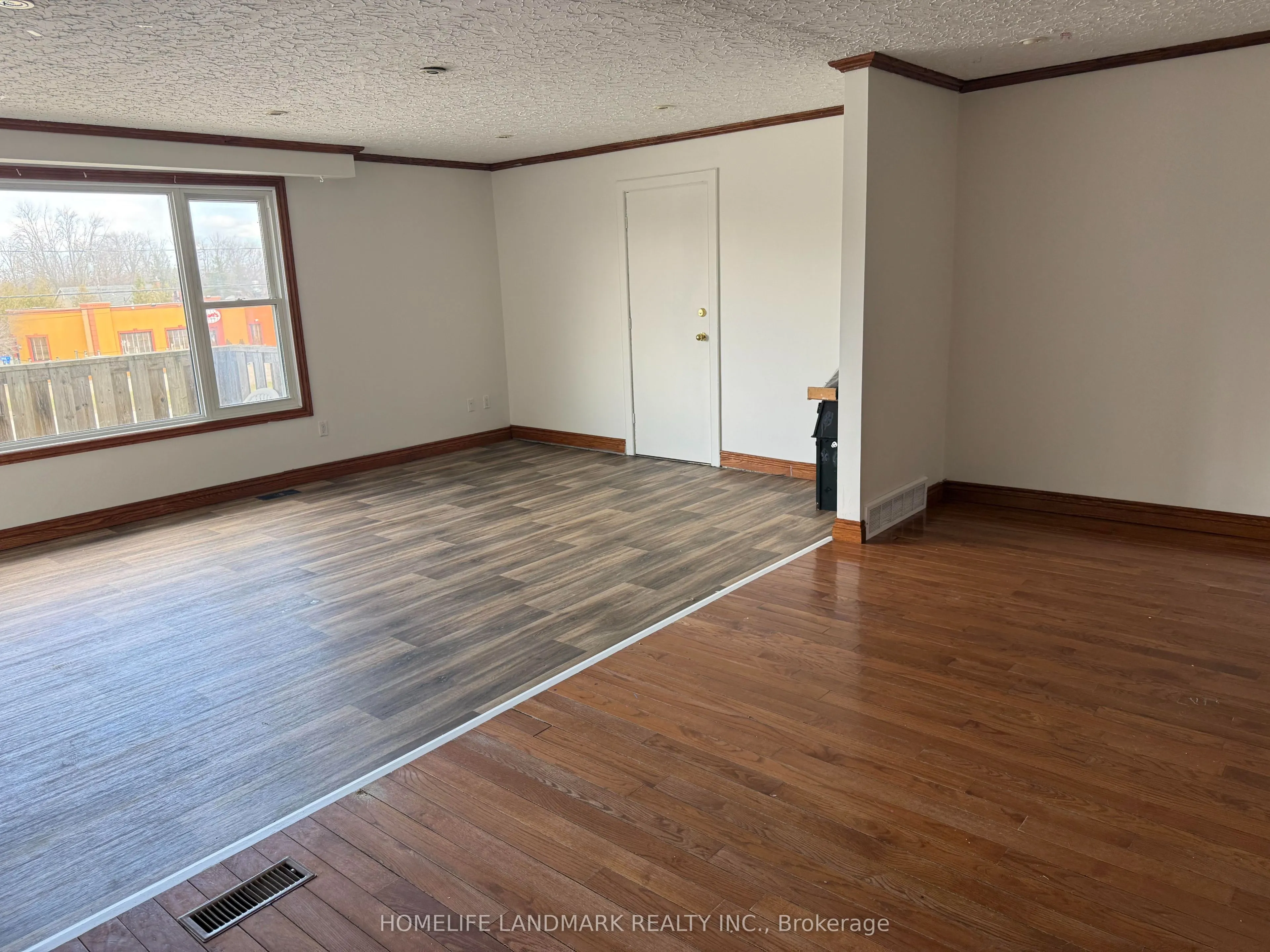 183 main Street E