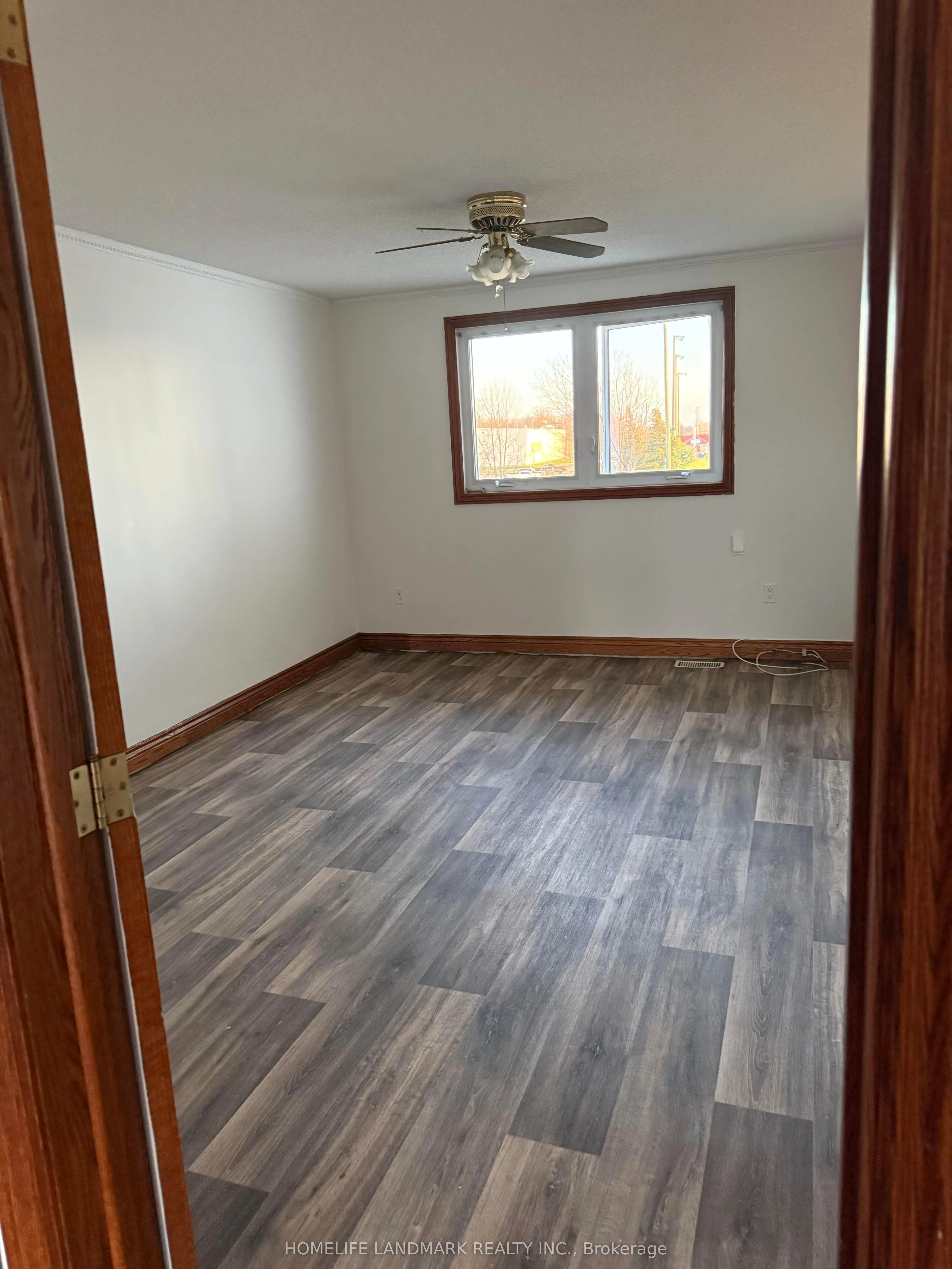 183 main Street E