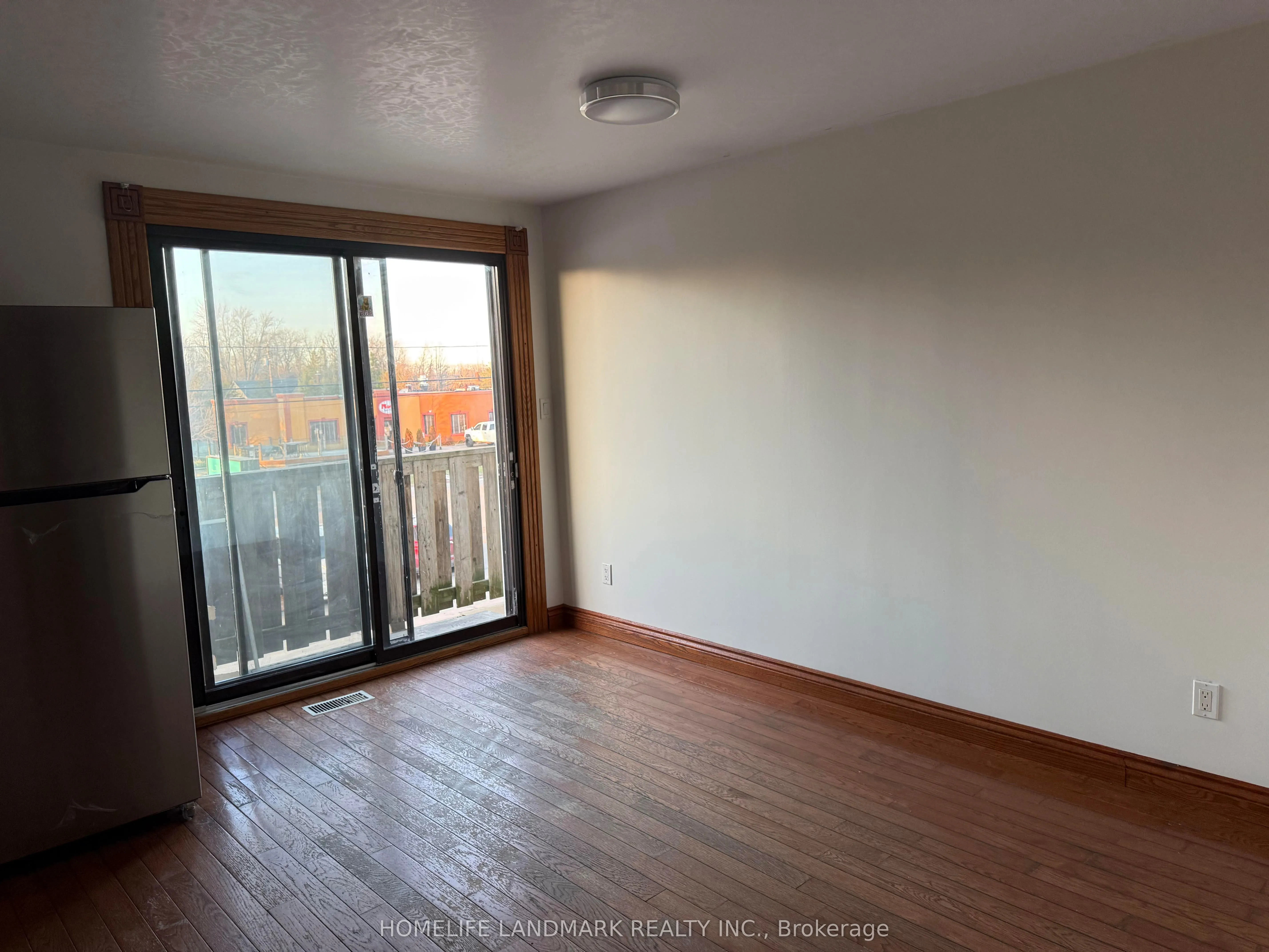 183 main Street E