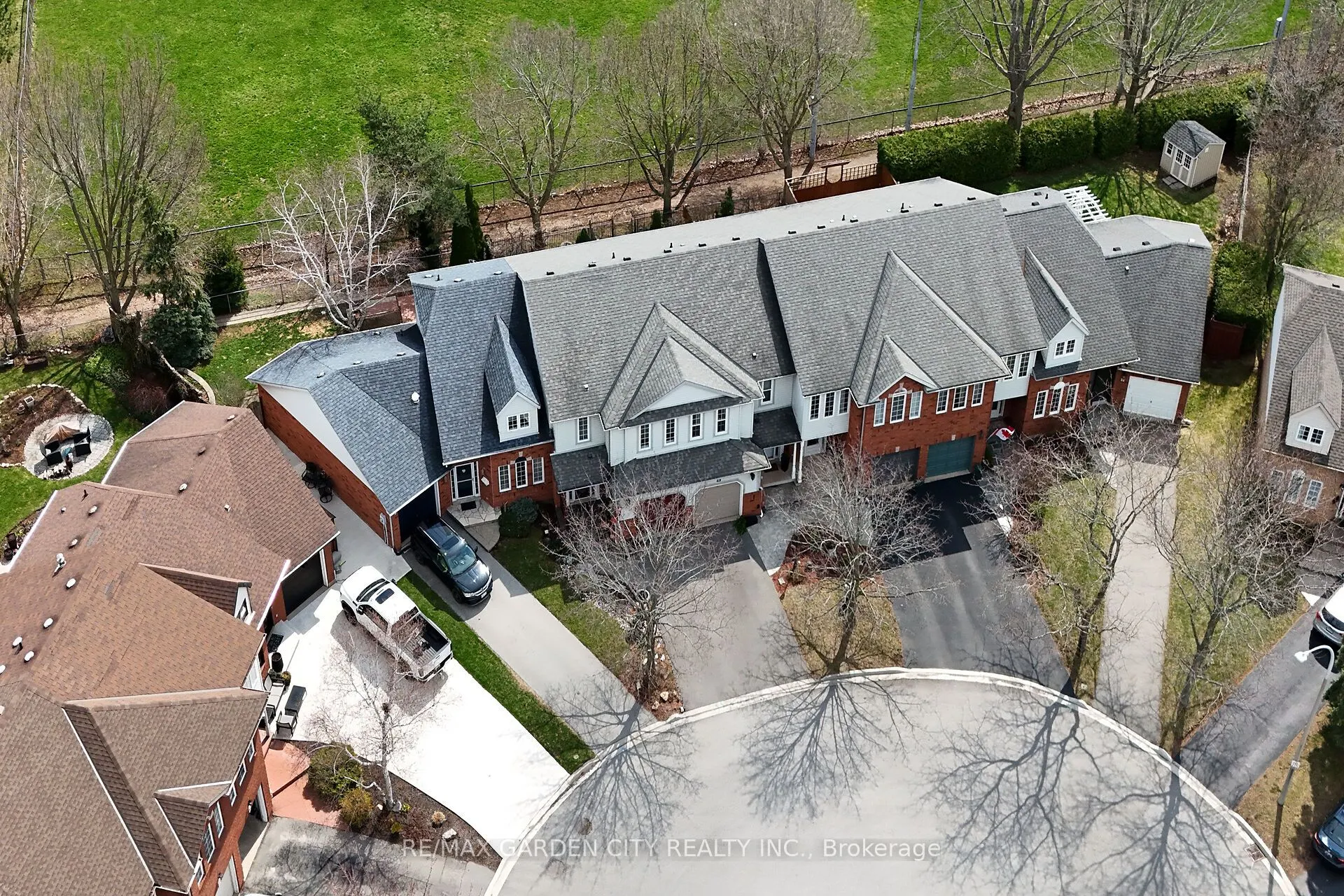 25 WALKER Court