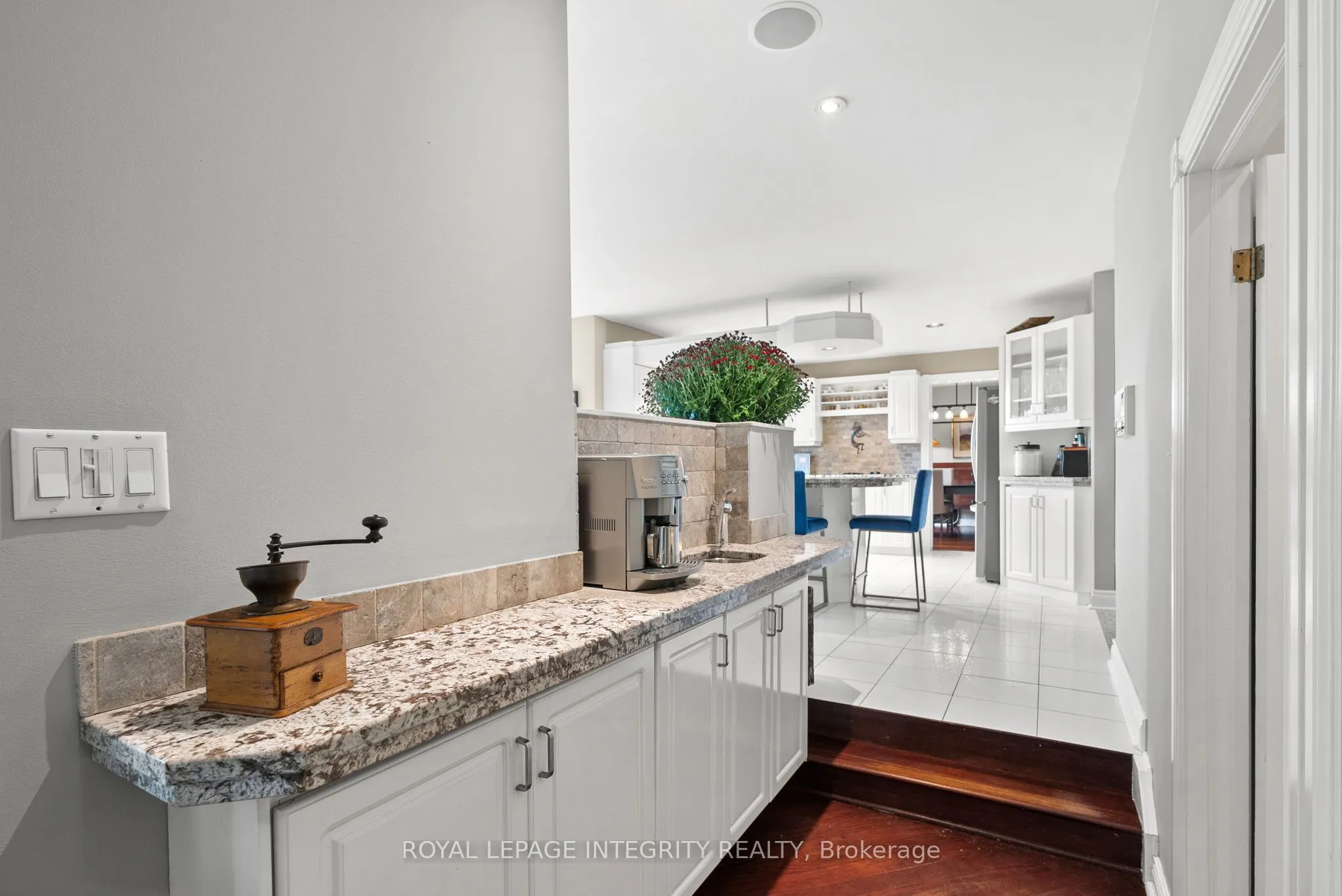 6 Marchbrook Circle