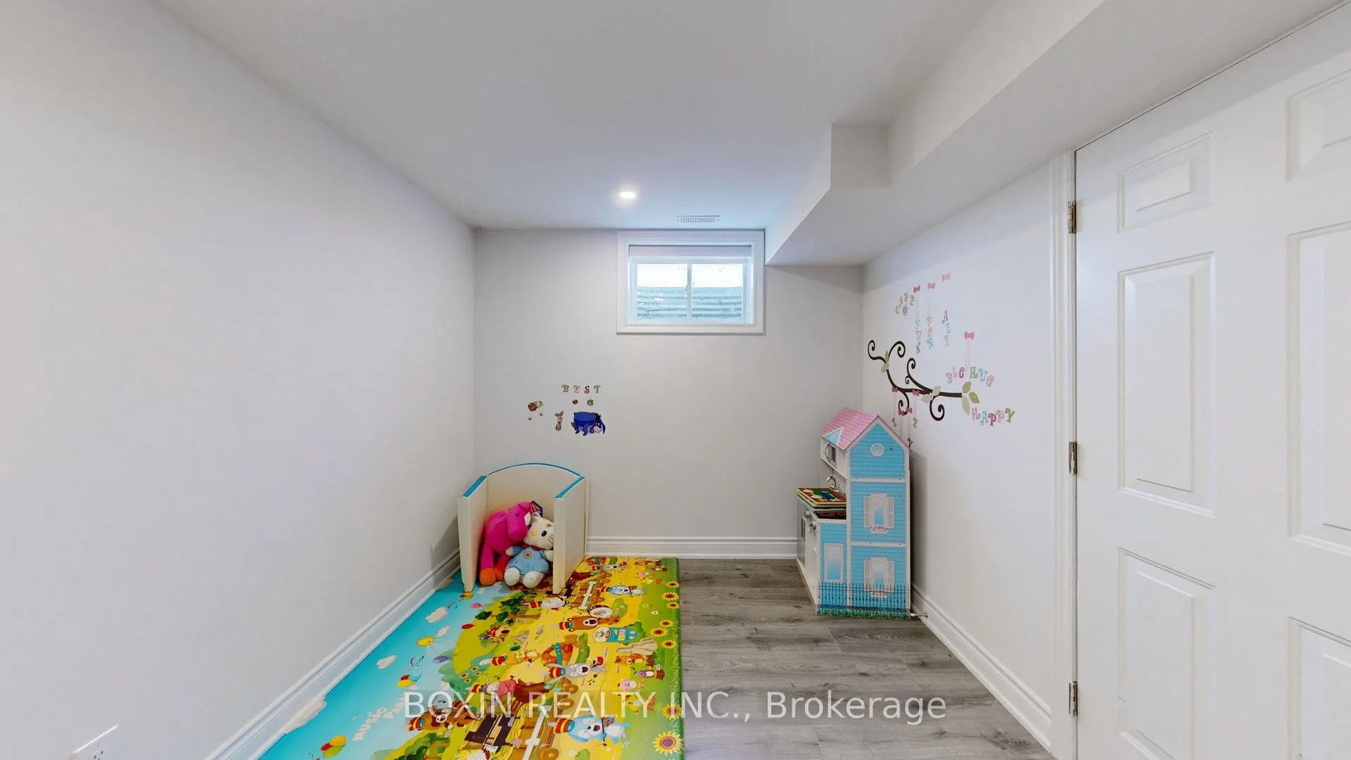 4845 North Service Road