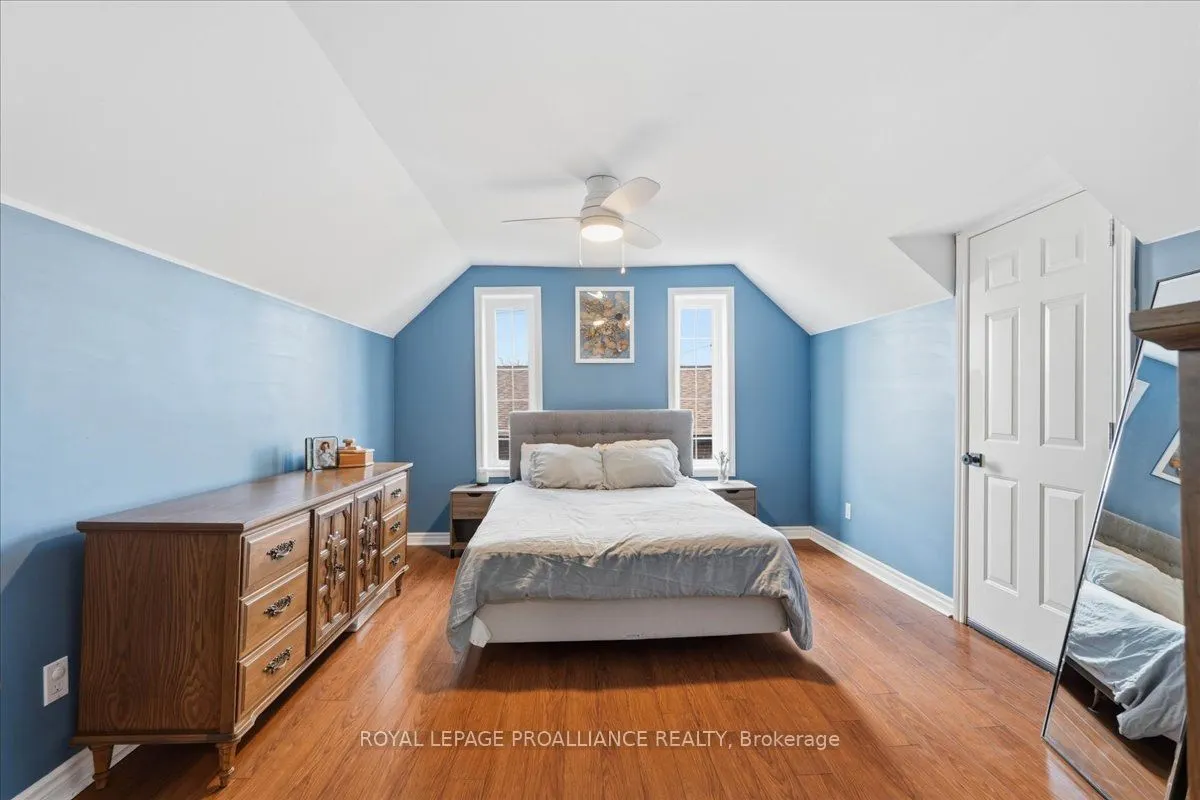 209 Dundas Street E