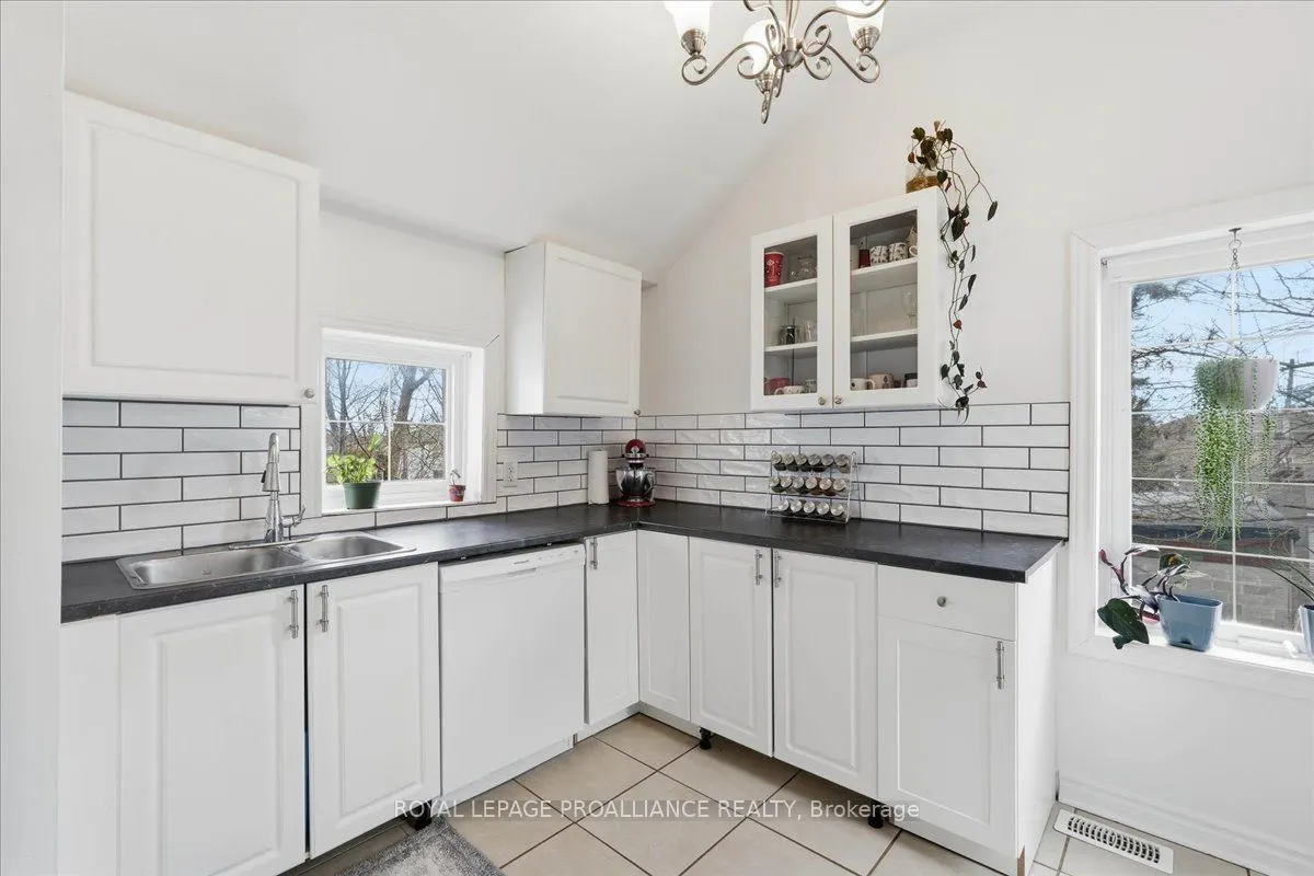 209 Dundas Street E