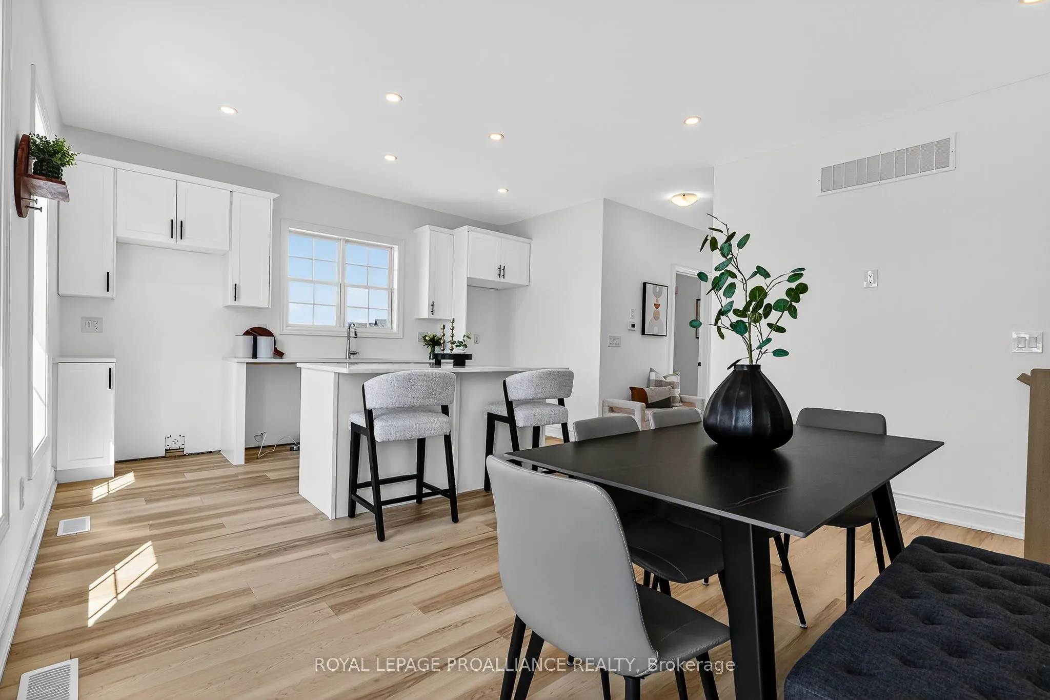 914 Kerr Street W