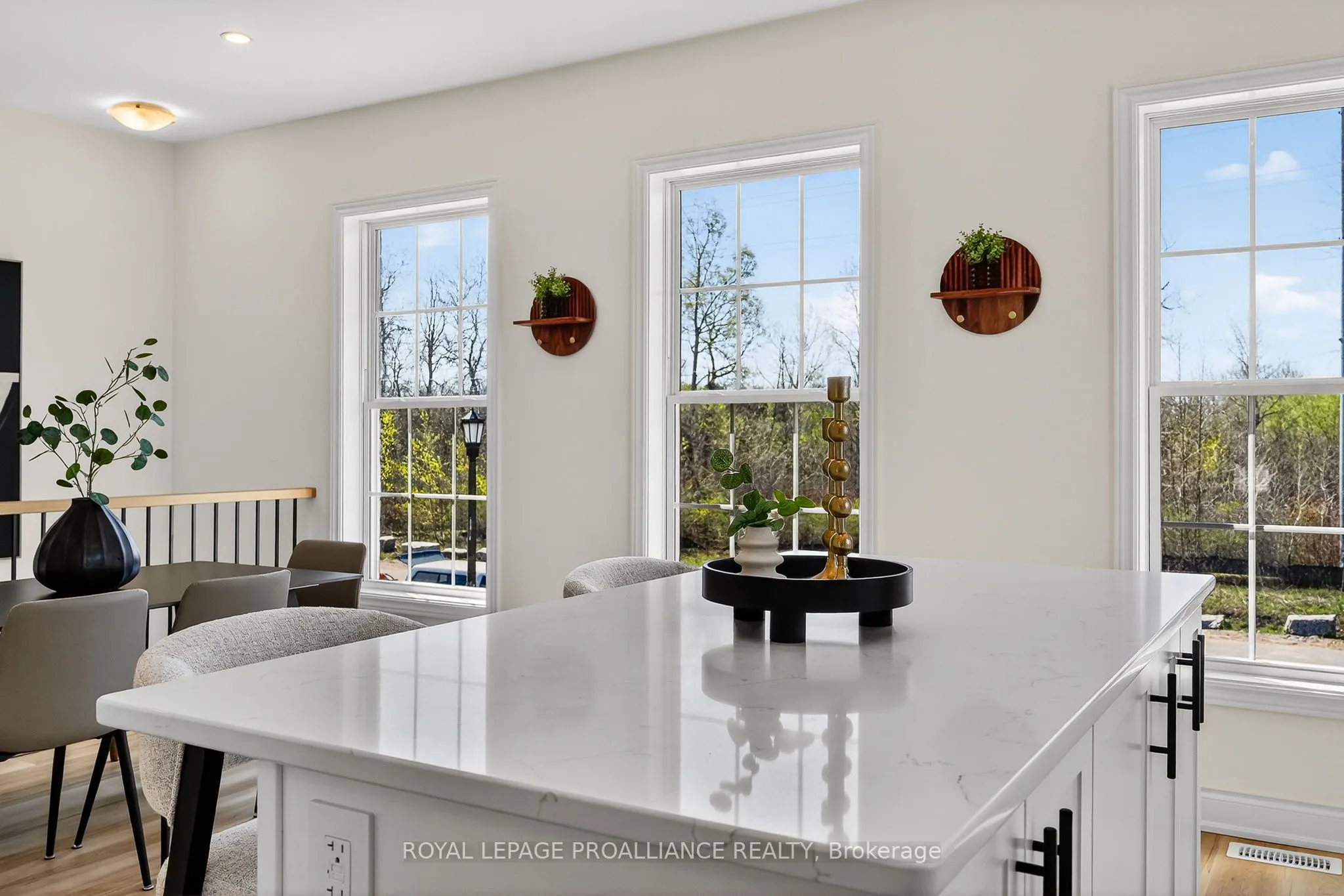 914 Kerr Street W