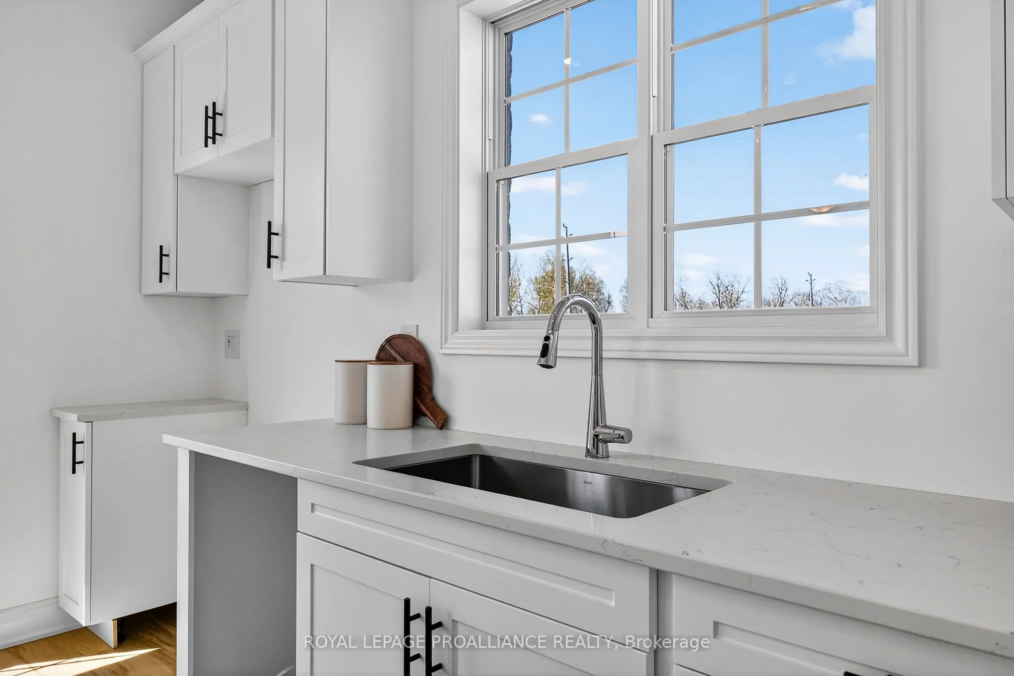 914 Kerr Street W