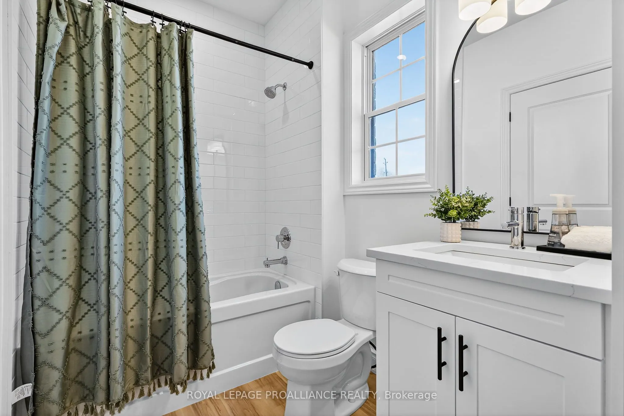 914 Kerr Street W